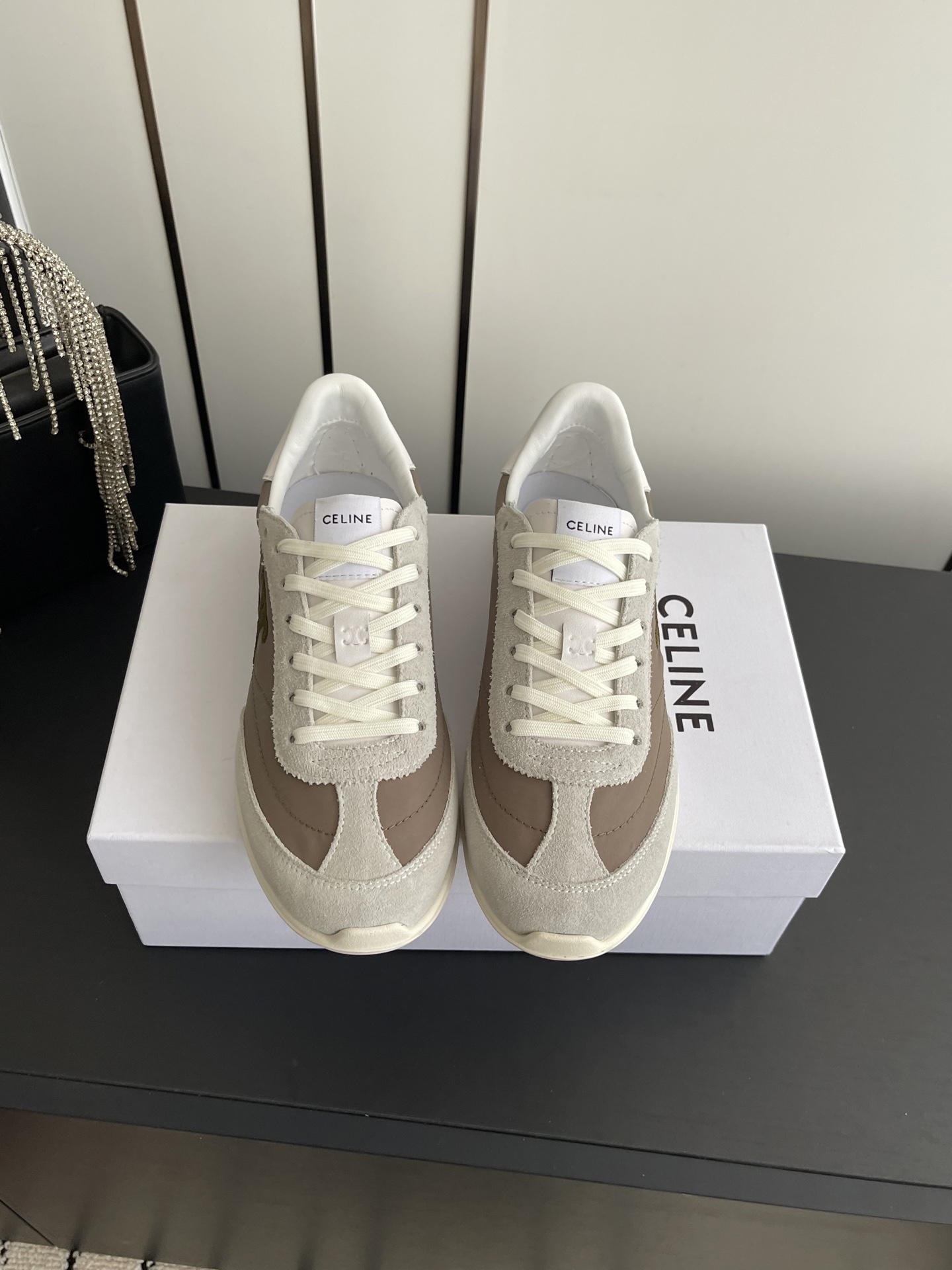 NO:747692,Celine 26ss early spring new retro sports shoes and casual shoes are inspired by the track and field running shoes of the 1970s and 1980s. The shoes have smooth lines and a slightly old feel. They have the relaxed atmosphere of retro sports and incorporate CELINE's iconic minimalist aesthetics. They are a powerful tool for creating a French casual style.  The metal or embroidered Triomphe Arc de Triomphe logo on the side of the shoe is the core identification element. It is low-key but highly recognizable, strengthening the brand gene. The upper is made of mesh, suede, nylon and other materials, which visually enriches the sense of layering and makes the shoe shape more three-dimensional. The upper is cow suede/mesh, and the lining is sheepskin. The outsole is an original molded outsole.  Size 35-40 (40 customized), casual shoes/sports shoes, celine, celine, sneakers, sheepskin, chamois leather19860909Celine 赛琳 26ss早春新款复古运动鞋 休闲鞋 以70-80年代的田径跑鞋为灵感,鞋身线条流畅且略带做旧感,既有复古运动的松弛氛围,又融入了CELINE标志性的极简美学,是打造法式随性风格的利器. 鞋身侧面的金属或刺绣Triomphe凯旋门标识是核心识别元素,低调却极具辨识度,强化了品牌基因.鞋面采用网眼布、麂皮、尼龙等材质拼接,视觉上丰富了层次感,也让鞋型更具立体感. 鞋面牛反绒/网布 内里羊皮 大底原版开模大底 码数35-40（40订做）,休闲鞋/运动鞋,celine,celine,sneakers,sheepskin,chamois leather,Women's Shoes