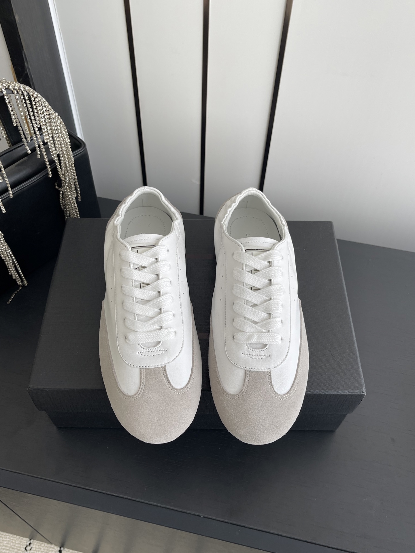 NO:747698,SAINT LAURENT 2026ss spring and summer new casual shoes thin-soled Forrest Gump shoes are very comfortable on the feet. The soft rubber sole is known as the feeling of stepping on clouds ~ 100% comfort. Delicate calfskin upper. The shoe shape is full of wrapping, soft and textured, and full of high-end feeling. The upper is imported first-layer calfskin, and the lining is imported mixed sheepskin. The sole is original molded soft rubber outsole.  35-40 (40 customized), casual shoes/sports shoes, saint laurent, saint laurent, sneakers, cowhide, sheepskin19860909SAINT LAURENT 圣罗兰 2026ss春夏新款休闲鞋薄底阿甘鞋 上脚非常舒服 软胶底素有踩云感之称～舒适度百分百 细腻小牛皮鞋面 鞋型包裹感十足 柔和而有质感 高级感满满 鞋面进口头层小牛皮 内里进口混种羊皮 鞋底原版开模软橡胶大底 码数 35-40（40定做）,休闲鞋/运动鞋,saint laurent,saint laurent,sneakers,cowhide,sheepskin,Women's Shoes