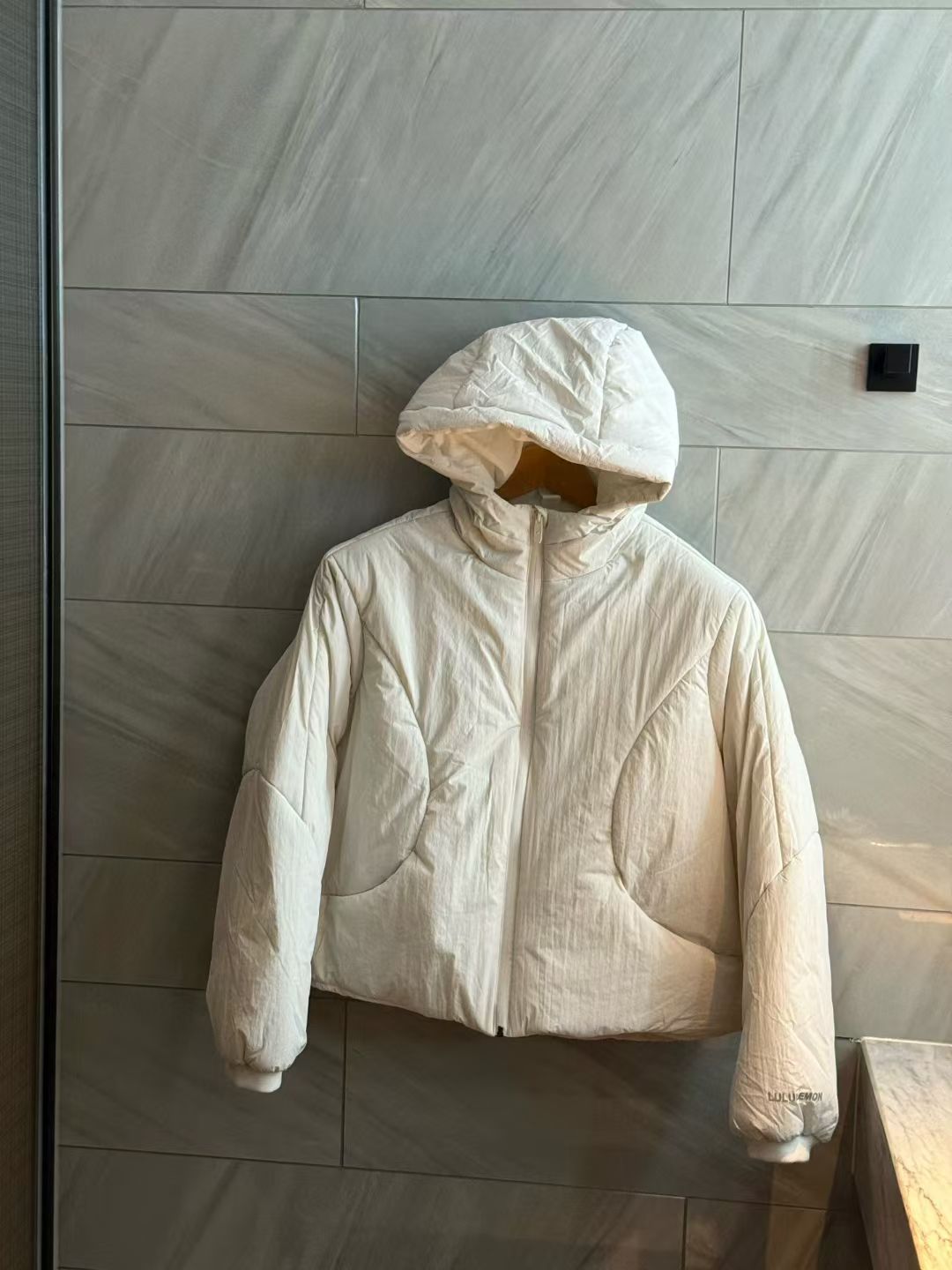 工厂放货💰180
lululemon露露乐檬 2512系列棉花糖泡芙棉服严选新款泡芙棉服休闲户外连帽棉服外套！
经典时尚款，客供轻量化覆膜面料，内里C棉填充，轻盈柔软，保暖舒适！3D立体裁剪版型，两侧隐藏拉链口袋，后腰精美小标logo烫印，松紧防风袖口，做工细节都非常不错，上身效果一级棒，喜欢的姐妹不要错过！

颜色：黑色 蛋白色 亚麻色
尺码：4 6 8 10