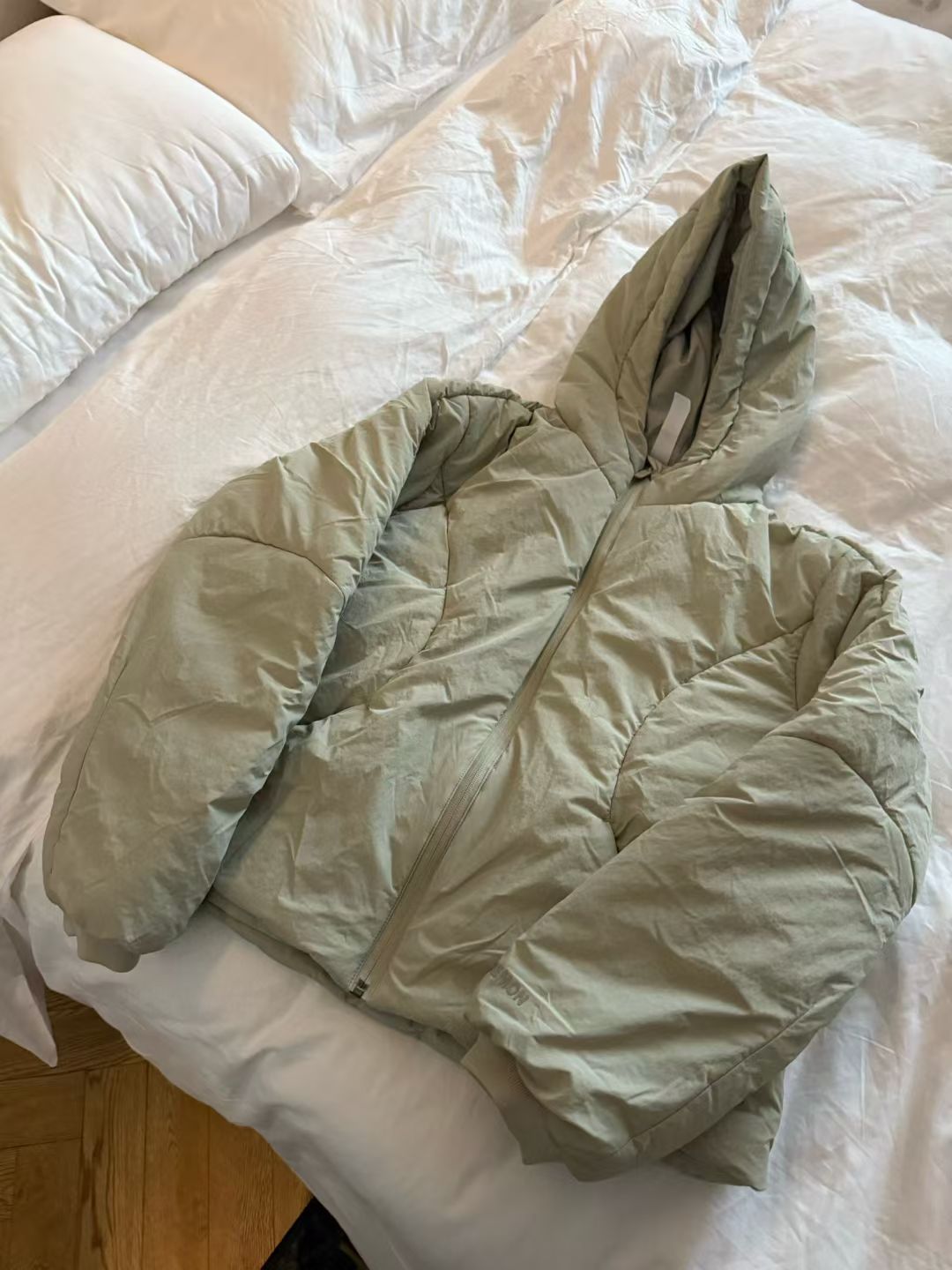 工厂放货💰180
lululemon露露乐檬 2512系列棉花糖泡芙棉服严选新款泡芙棉服休闲户外连帽棉服外套！
经典时尚款，客供轻量化覆膜面料，内里C棉填充，轻盈柔软，保暖舒适！3D立体裁剪版型，两侧隐藏拉链口袋，后腰精美小标logo烫印，松紧防风袖口，做工细节都非常不错，上身效果一级棒，喜欢的姐妹不要错过！

颜色：黑色 蛋白色 亚麻色
尺码：4 6 8 10