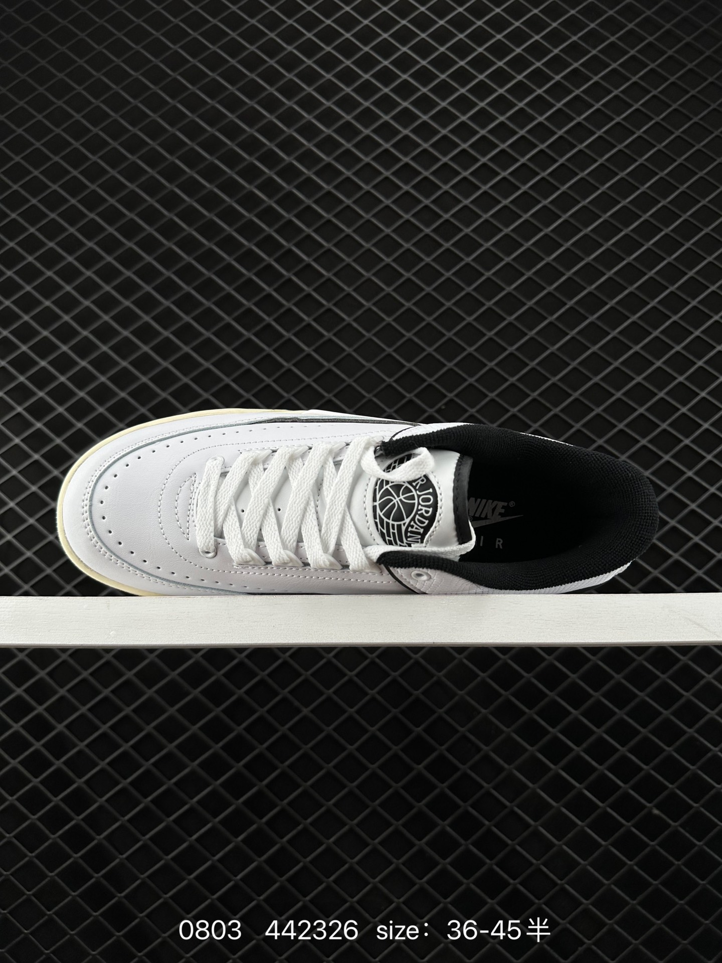 💰190
Jordan/乔丹 Air Jordan 2/3 Retro AJ 复古组合底低帮篮球鞋 鞋舌上 Wings Logo 以及内衬呈现。用上AJ3鞋底和AJ2鞋面的组合。组合在视觉上和谐,带有可视 Air Max 气垫的外底靴款的设计理念契合,鞋面融合光滑皮革鞋材。侧面穿孔设计巧妙透气,简约纯粹,装饰 TPU 鞋跟饰边,展示了引人注目的白色黑色水手色和水泥灰调色板。中底略微的氧化作旧凸显复古的年代感。Air Jordan 鞋舌内衬鞋垫和中底,配色方面比较稳妥,将两双AJ正代合二为一不多见 FD0384
类型:男女鞋
码数:36 36.5 37 38 38.5 39 40 40.5 41 42 42.5 43 44 45
编码:442326