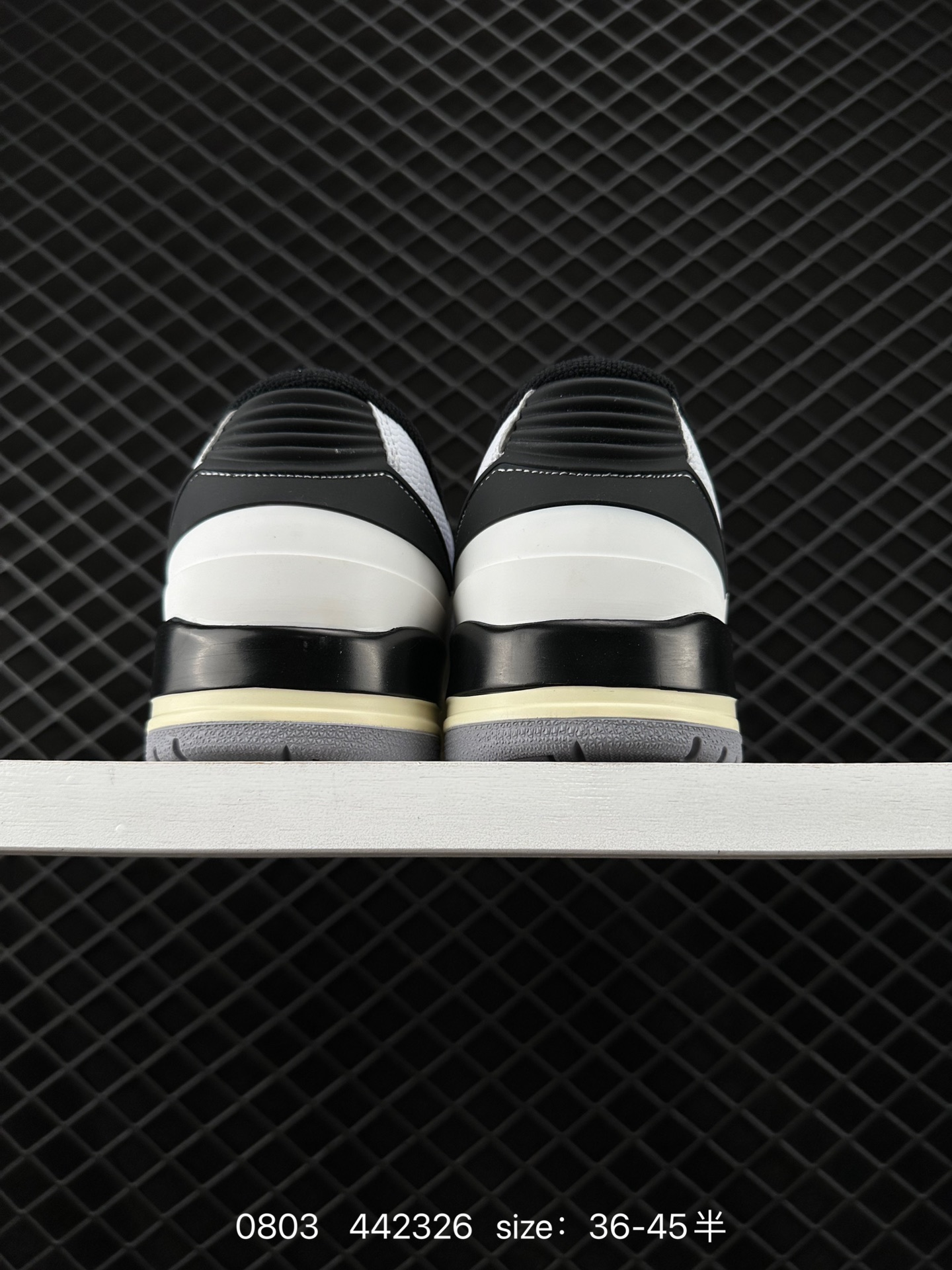 💰190
Jordan/乔丹 Air Jordan 2/3 Retro AJ 复古组合底低帮篮球鞋 鞋舌上 Wings Logo 以及内衬呈现。用上AJ3鞋底和AJ2鞋面的组合。组合在视觉上和谐,带有可视 Air Max 气垫的外底靴款的设计理念契合,鞋面融合光滑皮革鞋材。侧面穿孔设计巧妙透气,简约纯粹,装饰 TPU 鞋跟饰边,展示了引人注目的白色黑色水手色和水泥灰调色板。中底略微的氧化作旧凸显复古的年代感。Air Jordan 鞋舌内衬鞋垫和中底,配色方面比较稳妥,将两双AJ正代合二为一不多见 FD0384
类型:男女鞋
码数:36 36.5 37 38 38.5 39 40 40.5 41 42 42.5 43 44 45
编码:442326