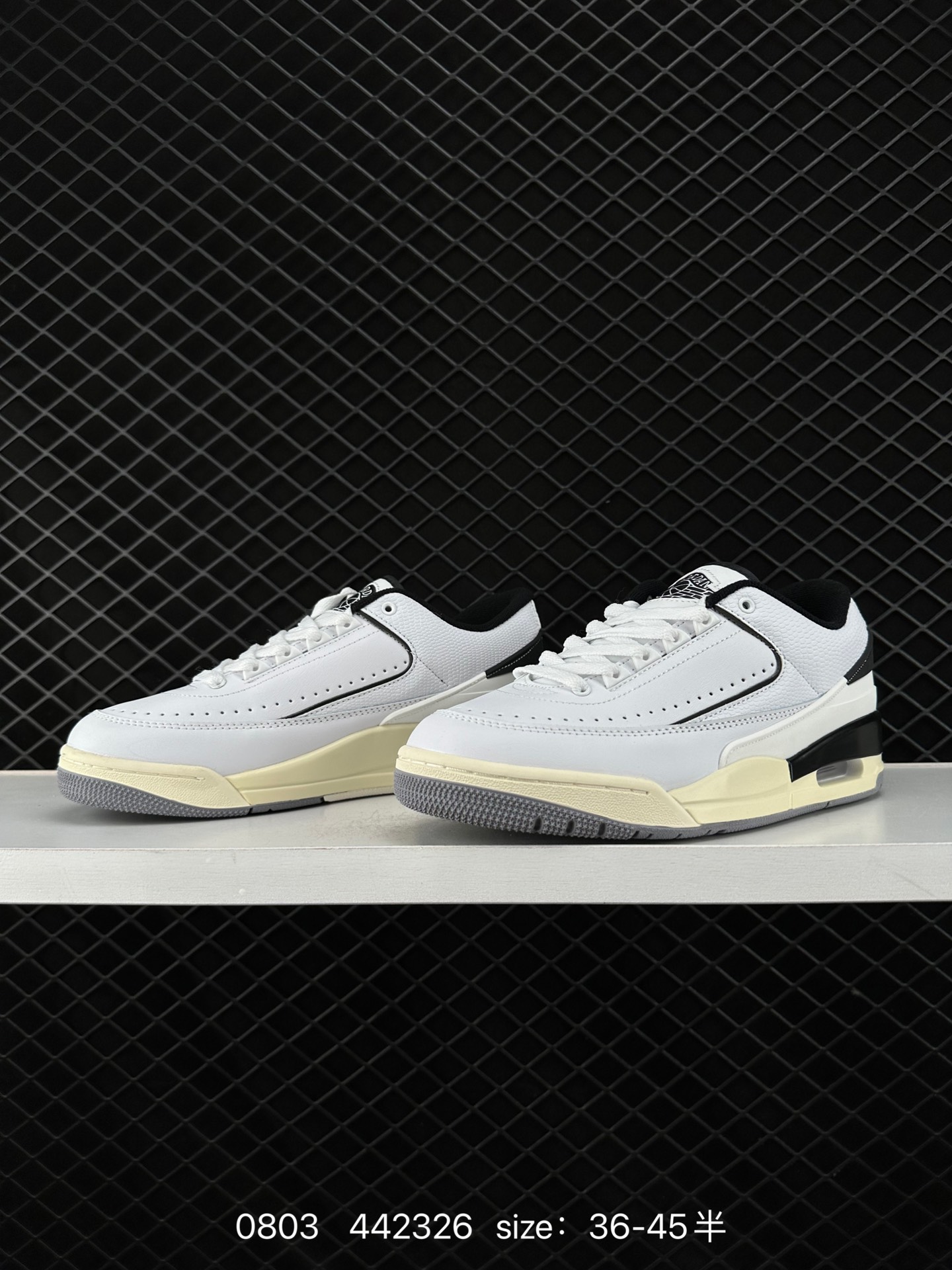 💰190
Jordan/乔丹 Air Jordan 2/3 Retro AJ 复古组合底低帮篮球鞋 鞋舌上 Wings Logo 以及内衬呈现。用上AJ3鞋底和AJ2鞋面的组合。组合在视觉上和谐,带有可视 Air Max 气垫的外底靴款的设计理念契合,鞋面融合光滑皮革鞋材。侧面穿孔设计巧妙透气,简约纯粹,装饰 TPU 鞋跟饰边,展示了引人注目的白色黑色水手色和水泥灰调色板。中底略微的氧化作旧凸显复古的年代感。Air Jordan 鞋舌内衬鞋垫和中底,配色方面比较稳妥,将两双AJ正代合二为一不多见 FD0384
类型:男女鞋
码数:36 36.5 37 38 38.5 39 40 40.5 41 42 42.5 43 44 45
编码:442326
