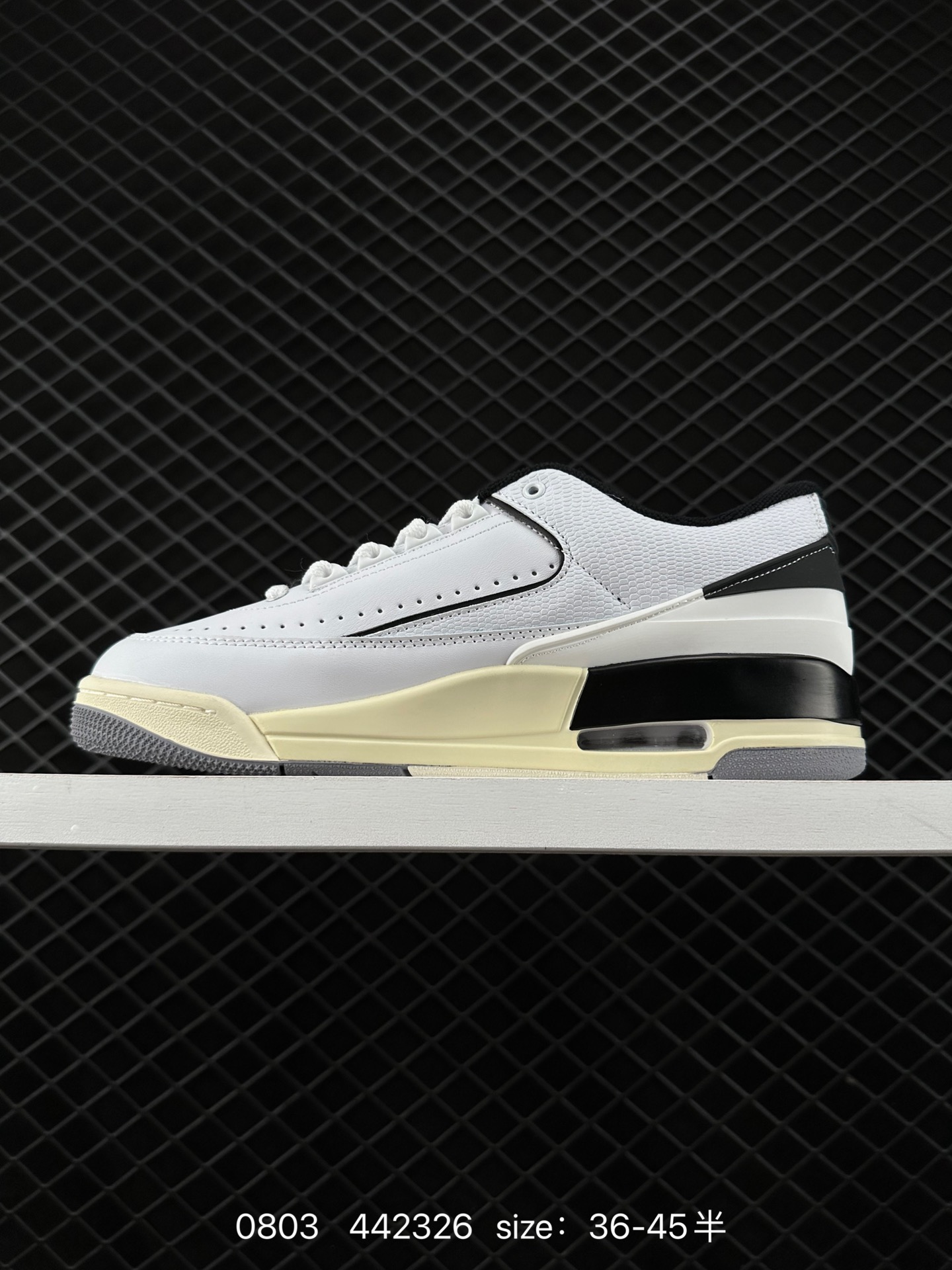 💰190
Jordan/乔丹 Air Jordan 2/3 Retro AJ 复古组合底低帮篮球鞋 鞋舌上 Wings Logo 以及内衬呈现。用上AJ3鞋底和AJ2鞋面的组合。组合在视觉上和谐,带有可视 Air Max 气垫的外底靴款的设计理念契合,鞋面融合光滑皮革鞋材。侧面穿孔设计巧妙透气,简约纯粹,装饰 TPU 鞋跟饰边,展示了引人注目的白色黑色水手色和水泥灰调色板。中底略微的氧化作旧凸显复古的年代感。Air Jordan 鞋舌内衬鞋垫和中底,配色方面比较稳妥,将两双AJ正代合二为一不多见 FD0384
类型:男女鞋
码数:36 36.5 37 38 38.5 39 40 40.5 41 42 42.5 43 44 45
编码:442326