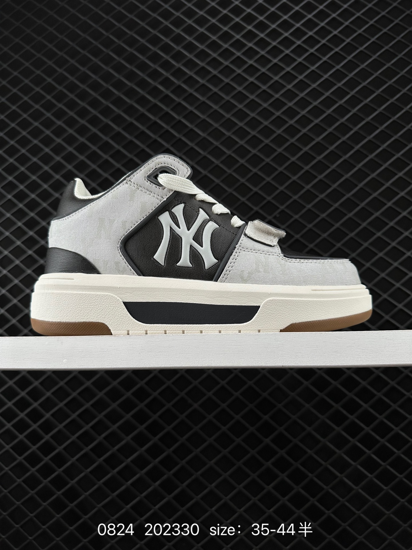 🛒购物价：220💰公司级正确版本✅官方旗舰店同步品质.MLB Chunky Liner 24SS 低帮  纽约洋基队 复古印刻暗纹老花潮流鞋 防滑耐磨中邦板鞋男女同款 运用简洁的色彩搭配，简约休闲。细致做工，彰显品牌魅力。其产品结合了韩国的时尚造型与质感，展现了运动服饰也可以兼具时尚潮流的风格。在产品设计上，MLB不仅融合了美国职业棒球大联盟的各当家球队，更结合了棒球运动中的各个元素。鞋头防撞设计，减少擦伤脚趾或碰撞，呵护每一步。
货号：3ASXCHL4N(GP008)
编码：202330
 Size:35～44半