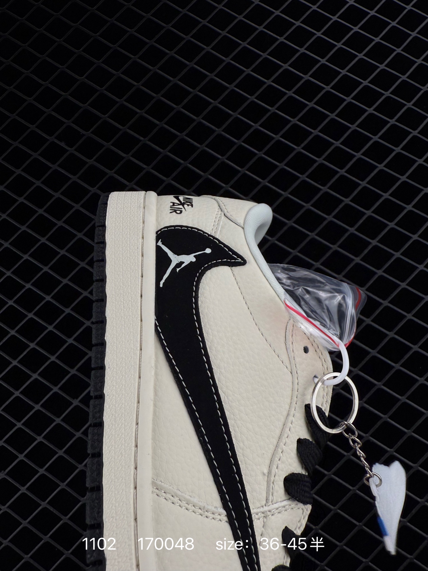 💰360
Travis Scott x Air Jordan 1 Low 低帮 倒勾联名 AJ1 乔丹1代 aj1 乔1 低邦 黑白蓝倒钩联名 乔丹篮球鞋系列 鞋身整体以黑色磨砂为底搭配白色皮革框架呈现，标志性的反勾Swoosh Logo采用蓝色麂皮呈现，内侧也辅以蓝色Swoosh Logo点缀，鞋舌等多处TS标志性元素均得以保留；鞋舌黑色绣标上点缀红色Nike Swoosch Logo，鞋身内侧Cactusz Jack厂牌Logo采用蓝色点缀，后跟的鬼脸标志以及Wings Logo均采用红色缝线打造，彰显联名身份；最后以米白色中底搭配蓝色橡胶外底完善整体设计收尾。
货号：DD7866
尺码：36 36.5 37.5 38 38.5 39 40 40.5 41 42 42.5 43 44 44.5 45 
编码：170048