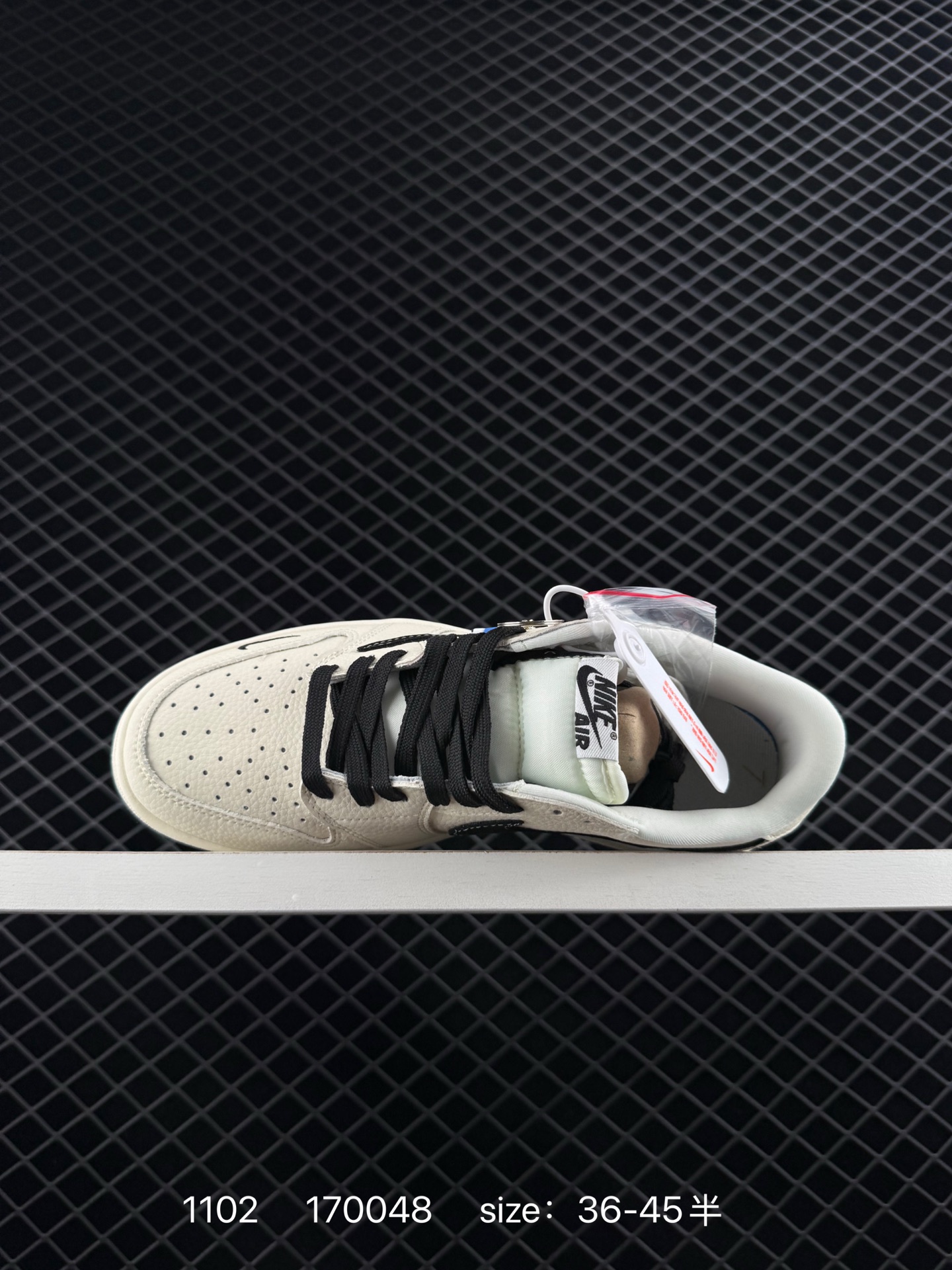 💰360
Travis Scott x Air Jordan 1 Low 低帮 倒勾联名 AJ1 乔丹1代 aj1 乔1 低邦 黑白蓝倒钩联名 乔丹篮球鞋系列 鞋身整体以黑色磨砂为底搭配白色皮革框架呈现，标志性的反勾Swoosh Logo采用蓝色麂皮呈现，内侧也辅以蓝色Swoosh Logo点缀，鞋舌等多处TS标志性元素均得以保留；鞋舌黑色绣标上点缀红色Nike Swoosch Logo，鞋身内侧Cactusz Jack厂牌Logo采用蓝色点缀，后跟的鬼脸标志以及Wings Logo均采用红色缝线打造，彰显联名身份；最后以米白色中底搭配蓝色橡胶外底完善整体设计收尾。
货号：DD7866
尺码：36 36.5 37.5 38 38.5 39 40 40.5 41 42 42.5 43 44 44.5 45 
编码：170048