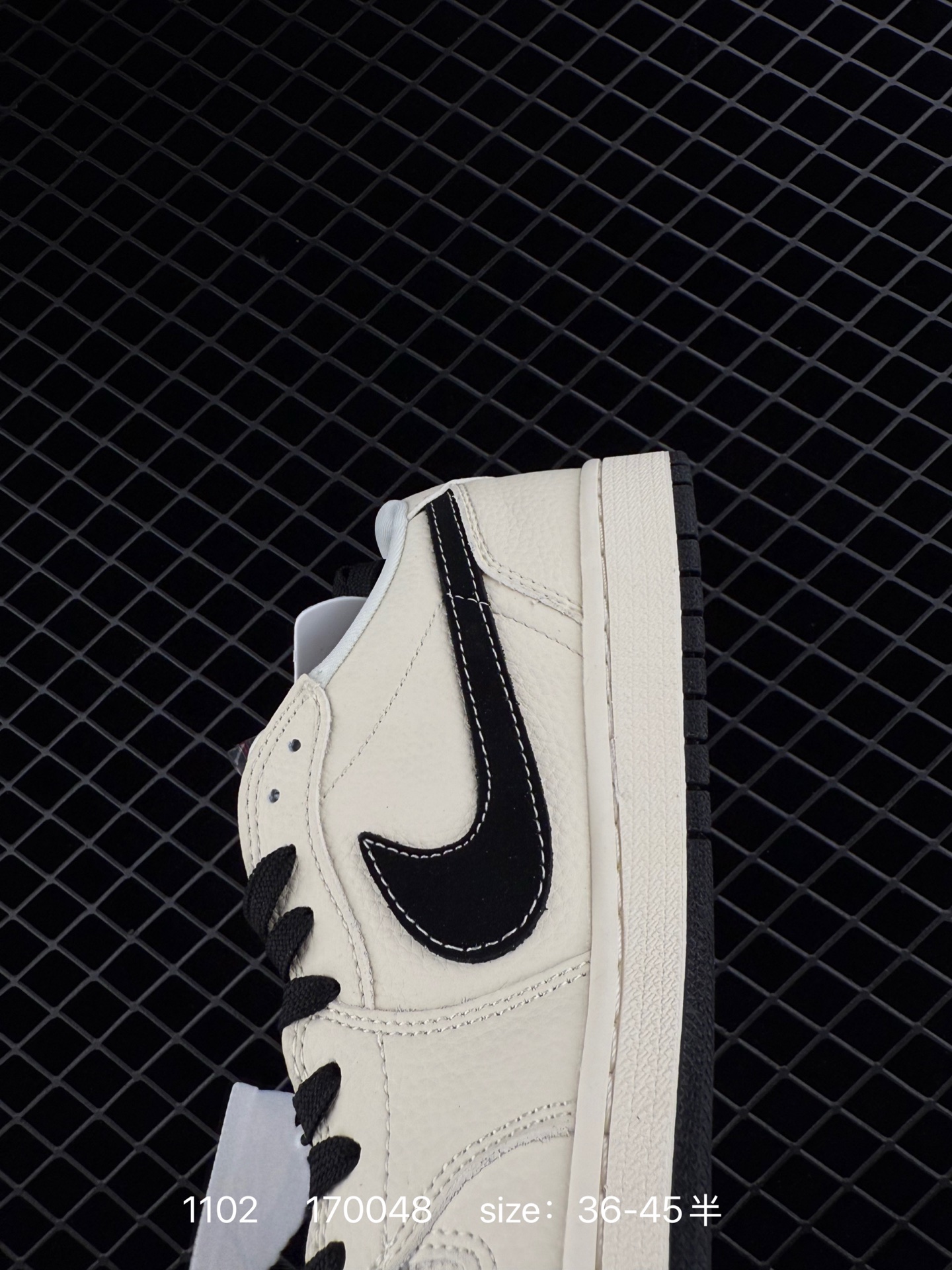 💰360
Travis Scott x Air Jordan 1 Low 低帮 倒勾联名 AJ1 乔丹1代 aj1 乔1 低邦 黑白蓝倒钩联名 乔丹篮球鞋系列 鞋身整体以黑色磨砂为底搭配白色皮革框架呈现，标志性的反勾Swoosh Logo采用蓝色麂皮呈现，内侧也辅以蓝色Swoosh Logo点缀，鞋舌等多处TS标志性元素均得以保留；鞋舌黑色绣标上点缀红色Nike Swoosch Logo，鞋身内侧Cactusz Jack厂牌Logo采用蓝色点缀，后跟的鬼脸标志以及Wings Logo均采用红色缝线打造，彰显联名身份；最后以米白色中底搭配蓝色橡胶外底完善整体设计收尾。
货号：DD7866
尺码：36 36.5 37.5 38 38.5 39 40 40.5 41 42 42.5 43 44 44.5 45 
编码：170048