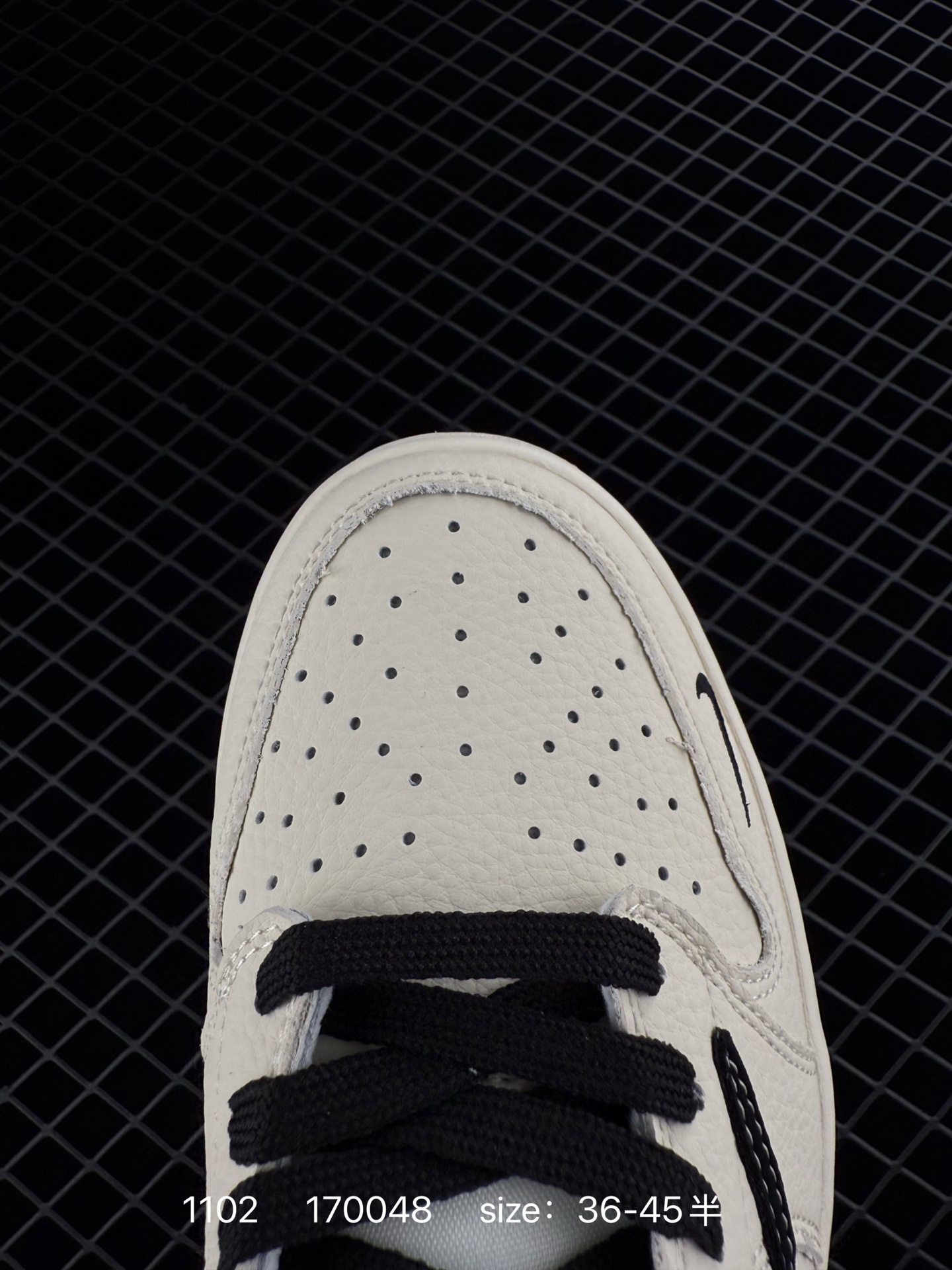 💰360
Travis Scott x Air Jordan 1 Low 低帮 倒勾联名 AJ1 乔丹1代 aj1 乔1 低邦 黑白蓝倒钩联名 乔丹篮球鞋系列 鞋身整体以黑色磨砂为底搭配白色皮革框架呈现，标志性的反勾Swoosh Logo采用蓝色麂皮呈现，内侧也辅以蓝色Swoosh Logo点缀，鞋舌等多处TS标志性元素均得以保留；鞋舌黑色绣标上点缀红色Nike Swoosch Logo，鞋身内侧Cactusz Jack厂牌Logo采用蓝色点缀，后跟的鬼脸标志以及Wings Logo均采用红色缝线打造，彰显联名身份；最后以米白色中底搭配蓝色橡胶外底完善整体设计收尾。
货号：DD7866
尺码：36 36.5 37.5 38 38.5 39 40 40.5 41 42 42.5 43 44 44.5 45 
编码：170048