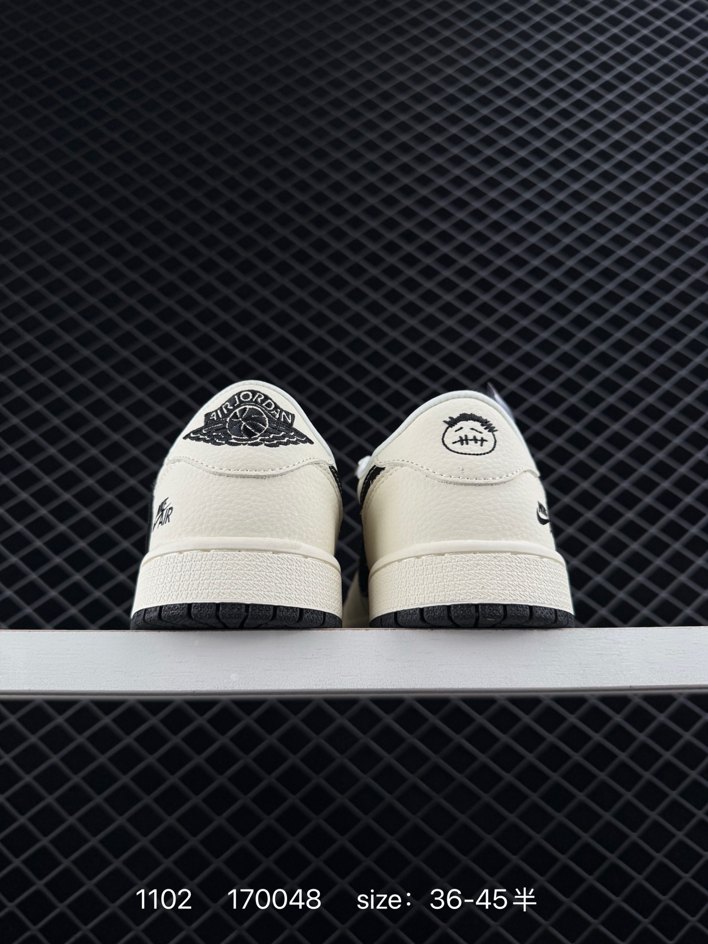 💰360
Travis Scott x Air Jordan 1 Low 低帮 倒勾联名 AJ1 乔丹1代 aj1 乔1 低邦 黑白蓝倒钩联名 乔丹篮球鞋系列 鞋身整体以黑色磨砂为底搭配白色皮革框架呈现，标志性的反勾Swoosh Logo采用蓝色麂皮呈现，内侧也辅以蓝色Swoosh Logo点缀，鞋舌等多处TS标志性元素均得以保留；鞋舌黑色绣标上点缀红色Nike Swoosch Logo，鞋身内侧Cactusz Jack厂牌Logo采用蓝色点缀，后跟的鬼脸标志以及Wings Logo均采用红色缝线打造，彰显联名身份；最后以米白色中底搭配蓝色橡胶外底完善整体设计收尾。
货号：DD7866
尺码：36 36.5 37.5 38 38.5 39 40 40.5 41 42 42.5 43 44 44.5 45 
编码：170048