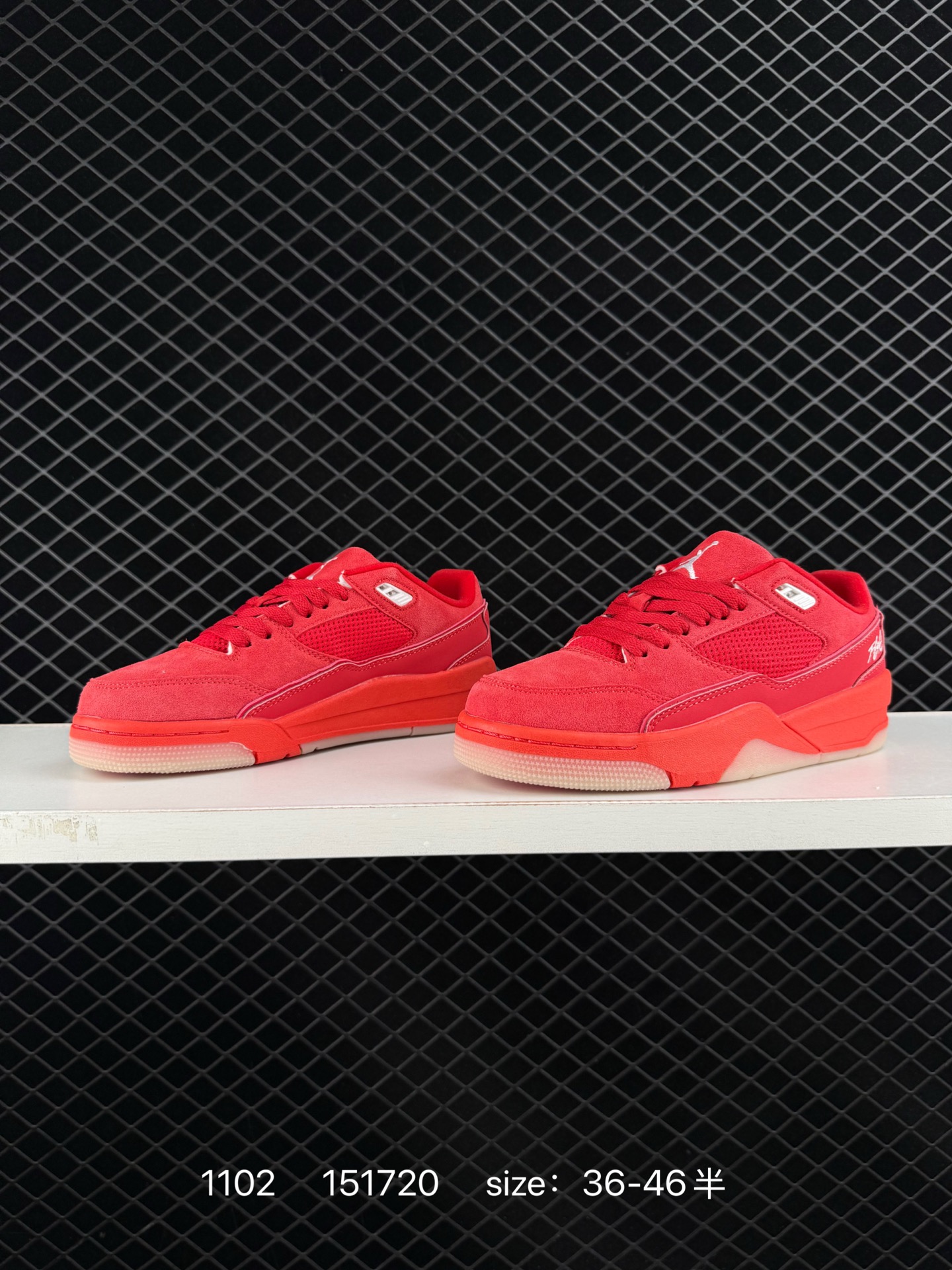 💰198
带半码
Air Jordan 4 Retro Flight Court 低帮 米紫色 AJ4 乔丹4代 aj4 乔4 低邦 白紫色 乔丹篮球鞋系列 鞋款整体以米白色皮革打造，鞋舌及后跟Jumpxman Logo采用紫色刺绣点缀，后跟侧身Flight字样也辅以紫色刺绣呈现，秉承轻量化的速度型篮球鞋设计思想完成设计，降低重量的同时提升舒适度，中底延续前作使用了分离式后掌可视化Air Solem气垫。鞋带孔和后跟鞋提以籃网为造型灵感，将篮球运动巧妙融入到鞋款的设计之中，使鞋身整体富有流动性、节奏感和优雅气质。
货号：FZ9854-601
编码:151720 Size:36～46B