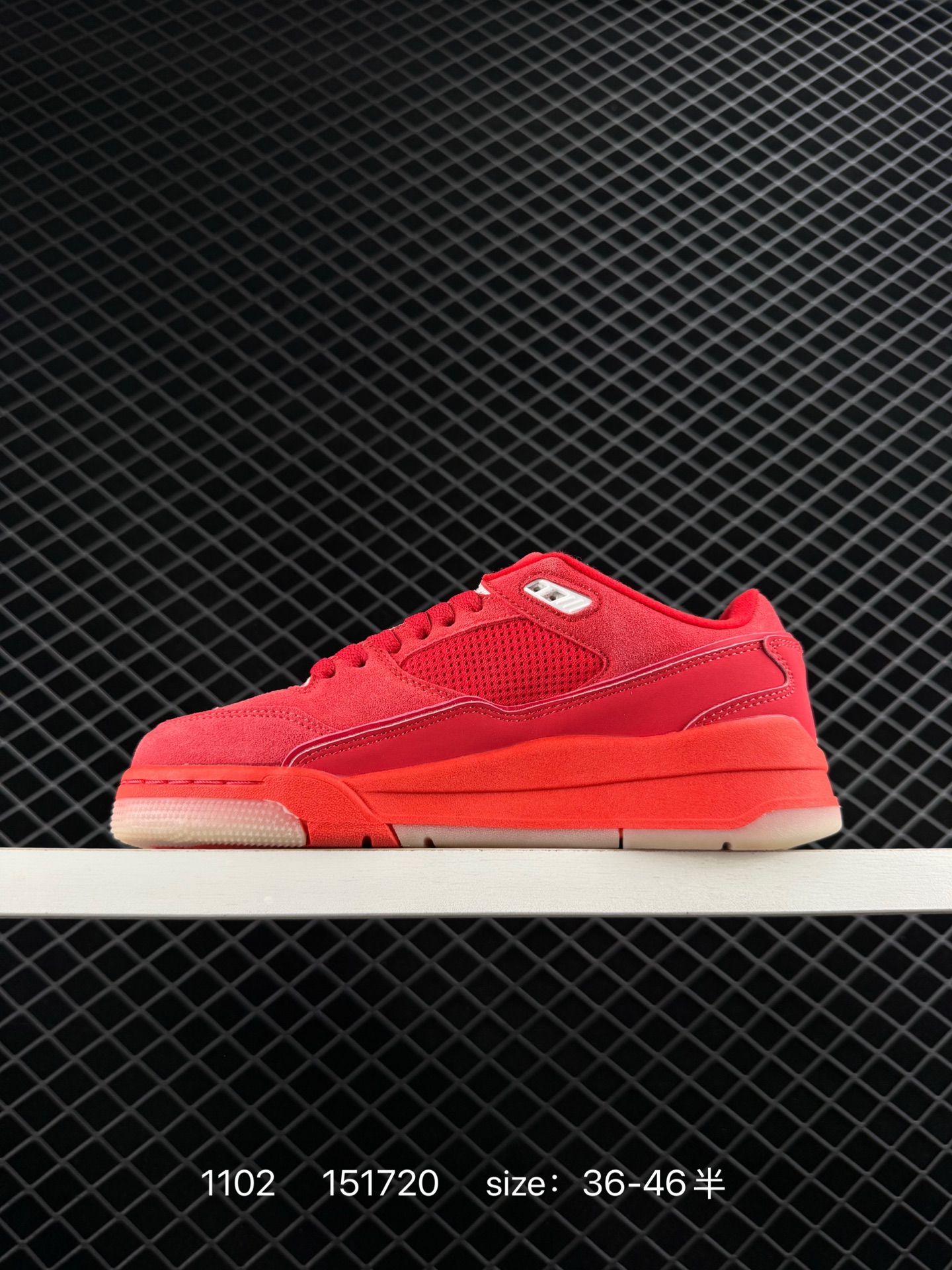 💰198
带半码
Air Jordan 4 Retro Flight Court 低帮 米紫色 AJ4 乔丹4代 aj4 乔4 低邦 白紫色 乔丹篮球鞋系列 鞋款整体以米白色皮革打造，鞋舌及后跟Jumpxman Logo采用紫色刺绣点缀，后跟侧身Flight字样也辅以紫色刺绣呈现，秉承轻量化的速度型篮球鞋设计思想完成设计，降低重量的同时提升舒适度，中底延续前作使用了分离式后掌可视化Air Solem气垫。鞋带孔和后跟鞋提以籃网为造型灵感，将篮球运动巧妙融入到鞋款的设计之中，使鞋身整体富有流动性、节奏感和优雅气质。
货号：FZ9854-601
编码:151720 Size:36～46B