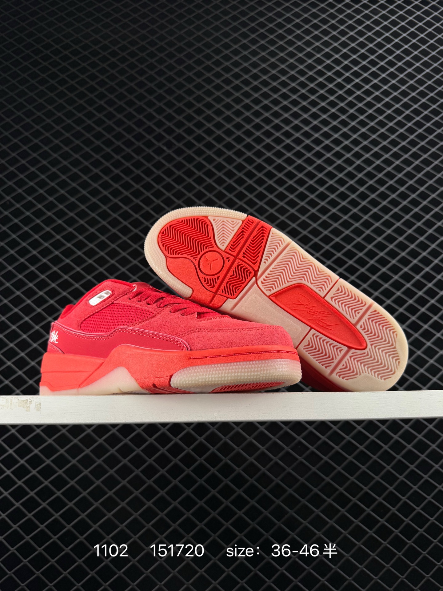 💰198
带半码
Air Jordan 4 Retro Flight Court 低帮 米紫色 AJ4 乔丹4代 aj4 乔4 低邦 白紫色 乔丹篮球鞋系列 鞋款整体以米白色皮革打造，鞋舌及后跟Jumpxman Logo采用紫色刺绣点缀，后跟侧身Flight字样也辅以紫色刺绣呈现，秉承轻量化的速度型篮球鞋设计思想完成设计，降低重量的同时提升舒适度，中底延续前作使用了分离式后掌可视化Air Solem气垫。鞋带孔和后跟鞋提以籃网为造型灵感，将篮球运动巧妙融入到鞋款的设计之中，使鞋身整体富有流动性、节奏感和优雅气质。
货号：FZ9854-601
编码:151720 Size:36～46B