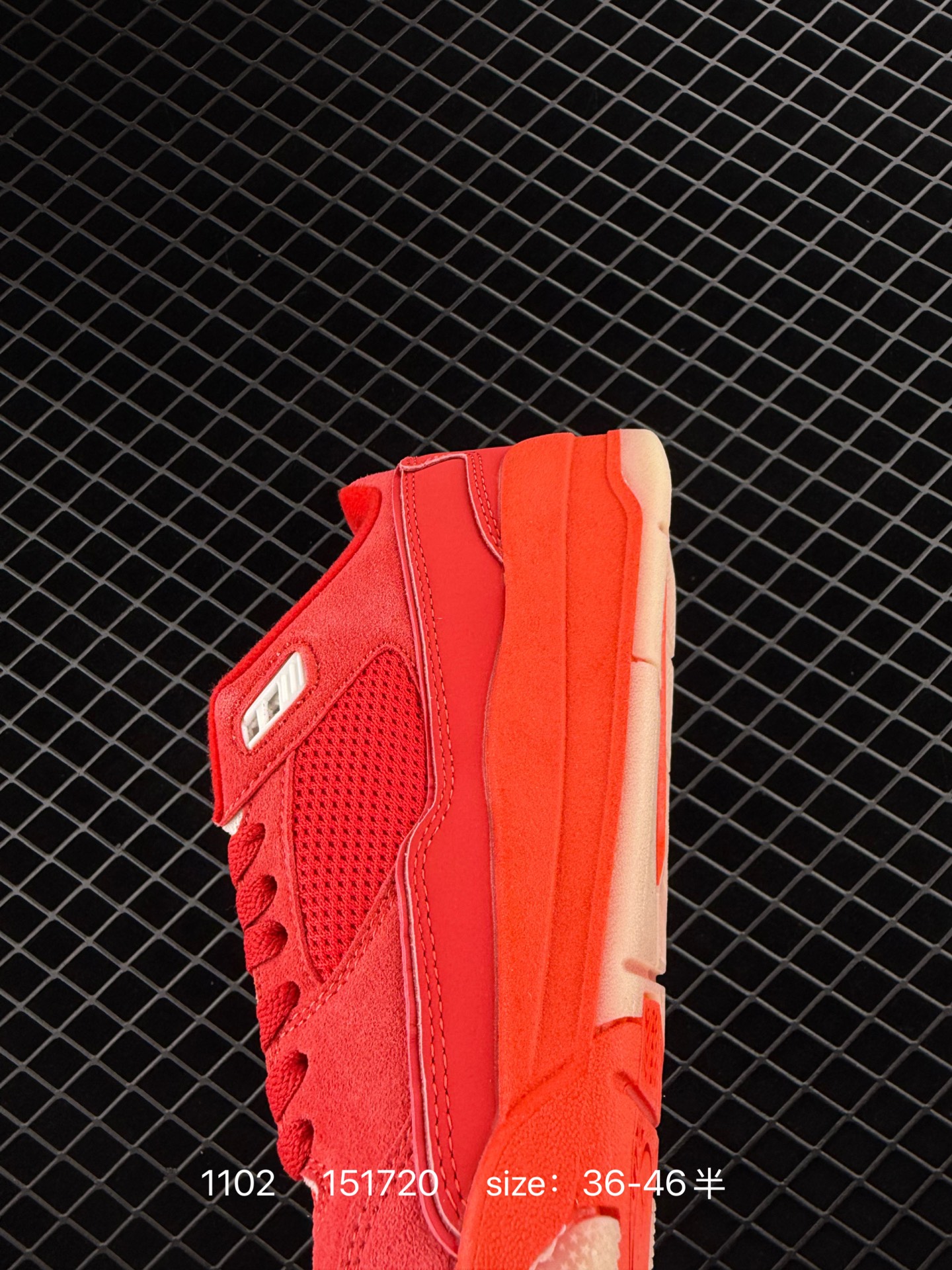 💰198
带半码
Air Jordan 4 Retro Flight Court 低帮 米紫色 AJ4 乔丹4代 aj4 乔4 低邦 白紫色 乔丹篮球鞋系列 鞋款整体以米白色皮革打造，鞋舌及后跟Jumpxman Logo采用紫色刺绣点缀，后跟侧身Flight字样也辅以紫色刺绣呈现，秉承轻量化的速度型篮球鞋设计思想完成设计，降低重量的同时提升舒适度，中底延续前作使用了分离式后掌可视化Air Solem气垫。鞋带孔和后跟鞋提以籃网为造型灵感，将篮球运动巧妙融入到鞋款的设计之中，使鞋身整体富有流动性、节奏感和优雅气质。
货号：FZ9854-601
编码:151720 Size:36～46B