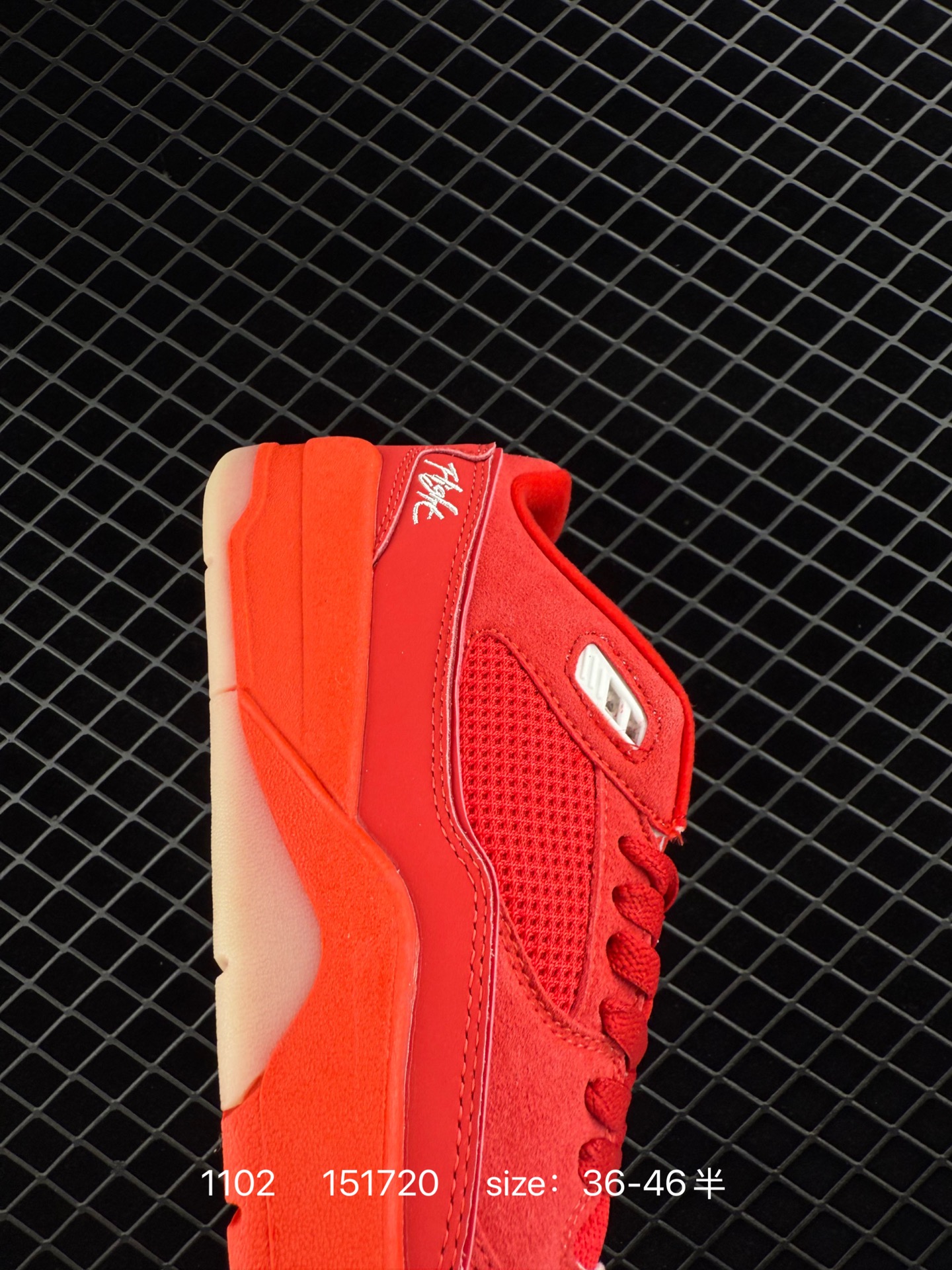 💰198
带半码
Air Jordan 4 Retro Flight Court 低帮 米紫色 AJ4 乔丹4代 aj4 乔4 低邦 白紫色 乔丹篮球鞋系列 鞋款整体以米白色皮革打造，鞋舌及后跟Jumpxman Logo采用紫色刺绣点缀，后跟侧身Flight字样也辅以紫色刺绣呈现，秉承轻量化的速度型篮球鞋设计思想完成设计，降低重量的同时提升舒适度，中底延续前作使用了分离式后掌可视化Air Solem气垫。鞋带孔和后跟鞋提以籃网为造型灵感，将篮球运动巧妙融入到鞋款的设计之中，使鞋身整体富有流动性、节奏感和优雅气质。
货号：FZ9854-601
编码:151720 Size:36～46B