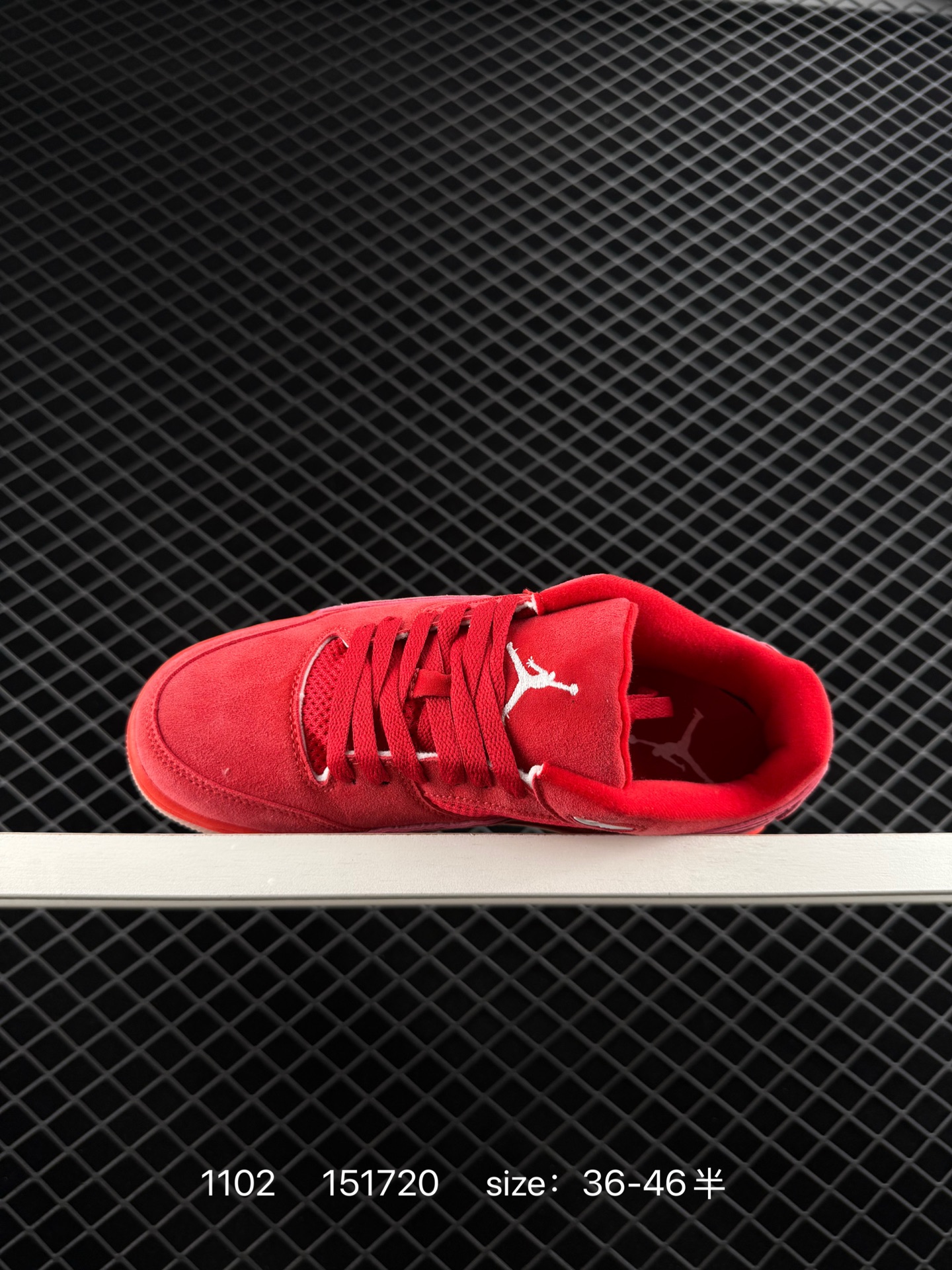 💰198
带半码
Air Jordan 4 Retro Flight Court 低帮 米紫色 AJ4 乔丹4代 aj4 乔4 低邦 白紫色 乔丹篮球鞋系列 鞋款整体以米白色皮革打造，鞋舌及后跟Jumpxman Logo采用紫色刺绣点缀，后跟侧身Flight字样也辅以紫色刺绣呈现，秉承轻量化的速度型篮球鞋设计思想完成设计，降低重量的同时提升舒适度，中底延续前作使用了分离式后掌可视化Air Solem气垫。鞋带孔和后跟鞋提以籃网为造型灵感，将篮球运动巧妙融入到鞋款的设计之中，使鞋身整体富有流动性、节奏感和优雅气质。
货号：FZ9854-601
编码:151720 Size:36～46B