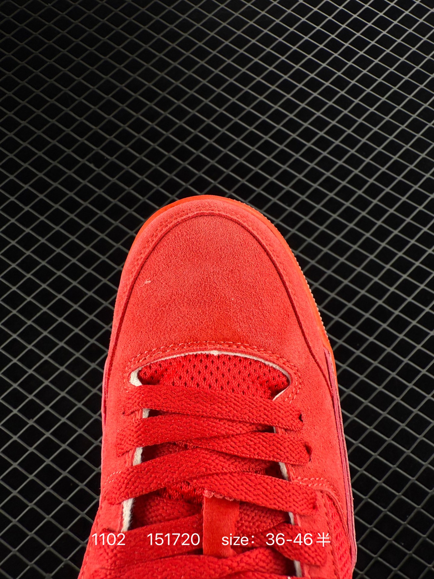 💰198
带半码
Air Jordan 4 Retro Flight Court 低帮 米紫色 AJ4 乔丹4代 aj4 乔4 低邦 白紫色 乔丹篮球鞋系列 鞋款整体以米白色皮革打造，鞋舌及后跟Jumpxman Logo采用紫色刺绣点缀，后跟侧身Flight字样也辅以紫色刺绣呈现，秉承轻量化的速度型篮球鞋设计思想完成设计，降低重量的同时提升舒适度，中底延续前作使用了分离式后掌可视化Air Solem气垫。鞋带孔和后跟鞋提以籃网为造型灵感，将篮球运动巧妙融入到鞋款的设计之中，使鞋身整体富有流动性、节奏感和优雅气质。
货号：FZ9854-601
编码:151720 Size:36～46B