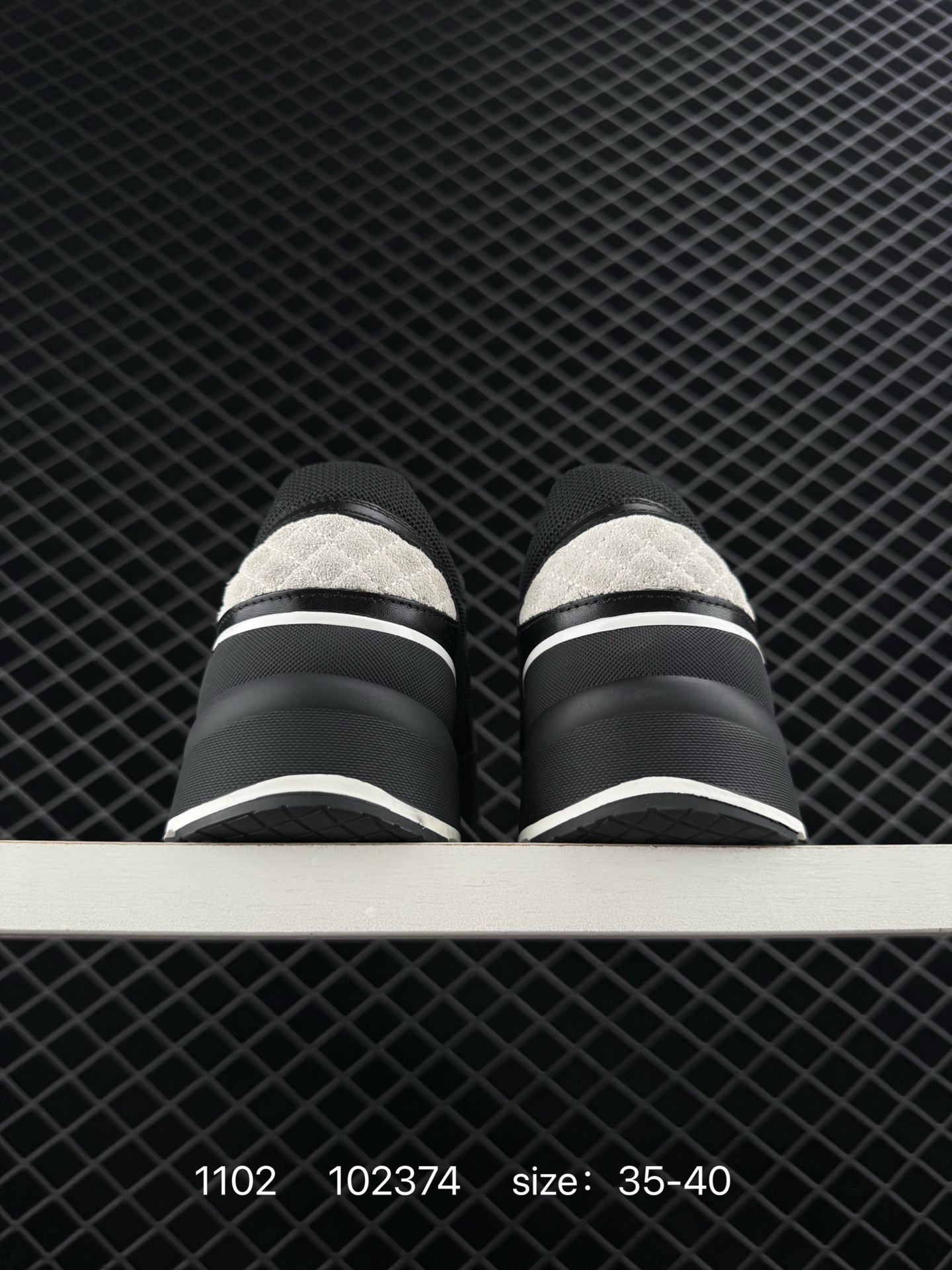 💰500
香奈儿Chanel 香奈儿 女鞋 2023 新款高级运动鞋、老爹鞋系列！各路网红.博主.潮人一夜刷爆小红书INS...正品11原版开模，鞋身轻便且有内增高的隐藏属性，上脚超柔软拉长腿部线条，包裹性十足，妥妥的百搭款利器。
 尺码：35 36 37 38 39 40 
编码：102374