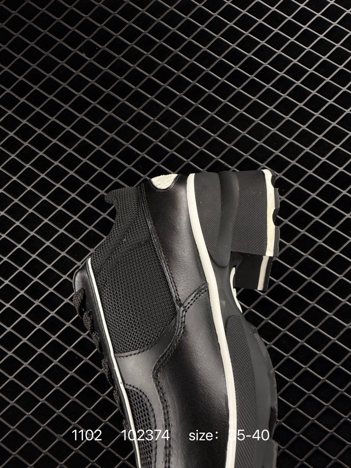 💰500
香奈儿Chanel 香奈儿 女鞋 2023 新款高级运动鞋、老爹鞋系列！各路网红.博主.潮人一夜刷爆小红书INS...正品11原版开模，鞋身轻便且有内增高的隐藏属性，上脚超柔软拉长腿部线条，包裹性十足，妥妥的百搭款利器。
 尺码：35 36 37 38 39 40 
编码：102374