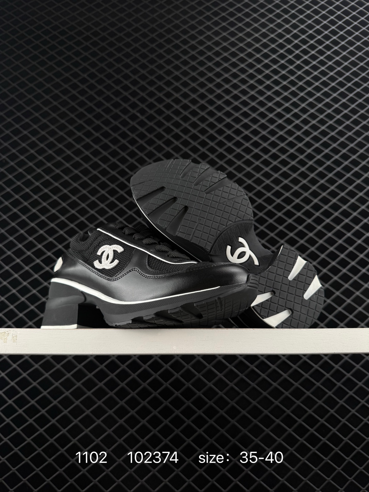 💰500
香奈儿Chanel 香奈儿 女鞋 2023 新款高级运动鞋、老爹鞋系列！各路网红.博主.潮人一夜刷爆小红书INS...正品11原版开模，鞋身轻便且有内增高的隐藏属性，上脚超柔软拉长腿部线条，包裹性十足，妥妥的百搭款利器。
 尺码：35 36 37 38 39 40 
编码：102374