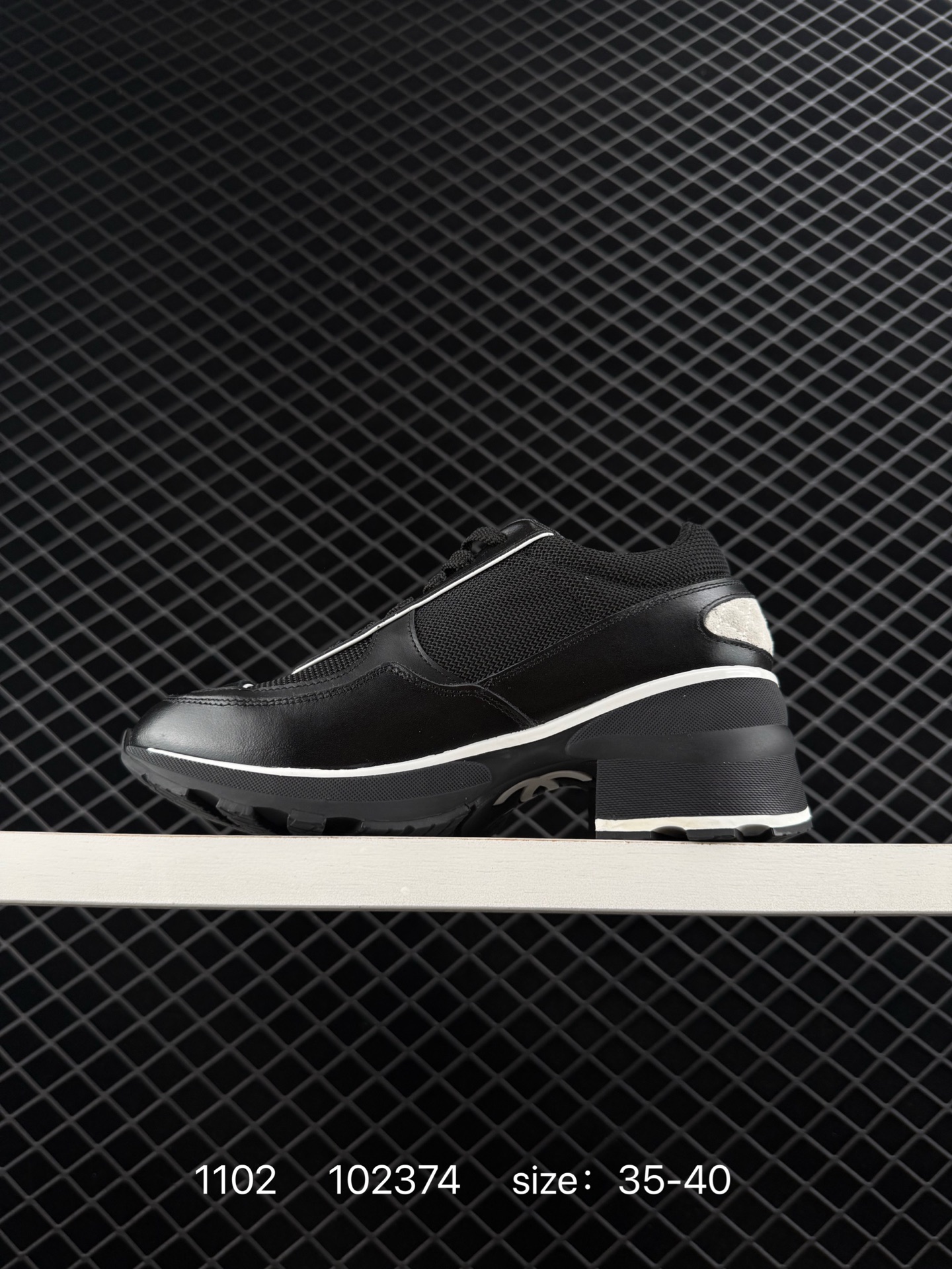 💰500
香奈儿Chanel 香奈儿 女鞋 2023 新款高级运动鞋、老爹鞋系列！各路网红.博主.潮人一夜刷爆小红书INS...正品11原版开模，鞋身轻便且有内增高的隐藏属性，上脚超柔软拉长腿部线条，包裹性十足，妥妥的百搭款利器。
 尺码：35 36 37 38 39 40 
编码：102374