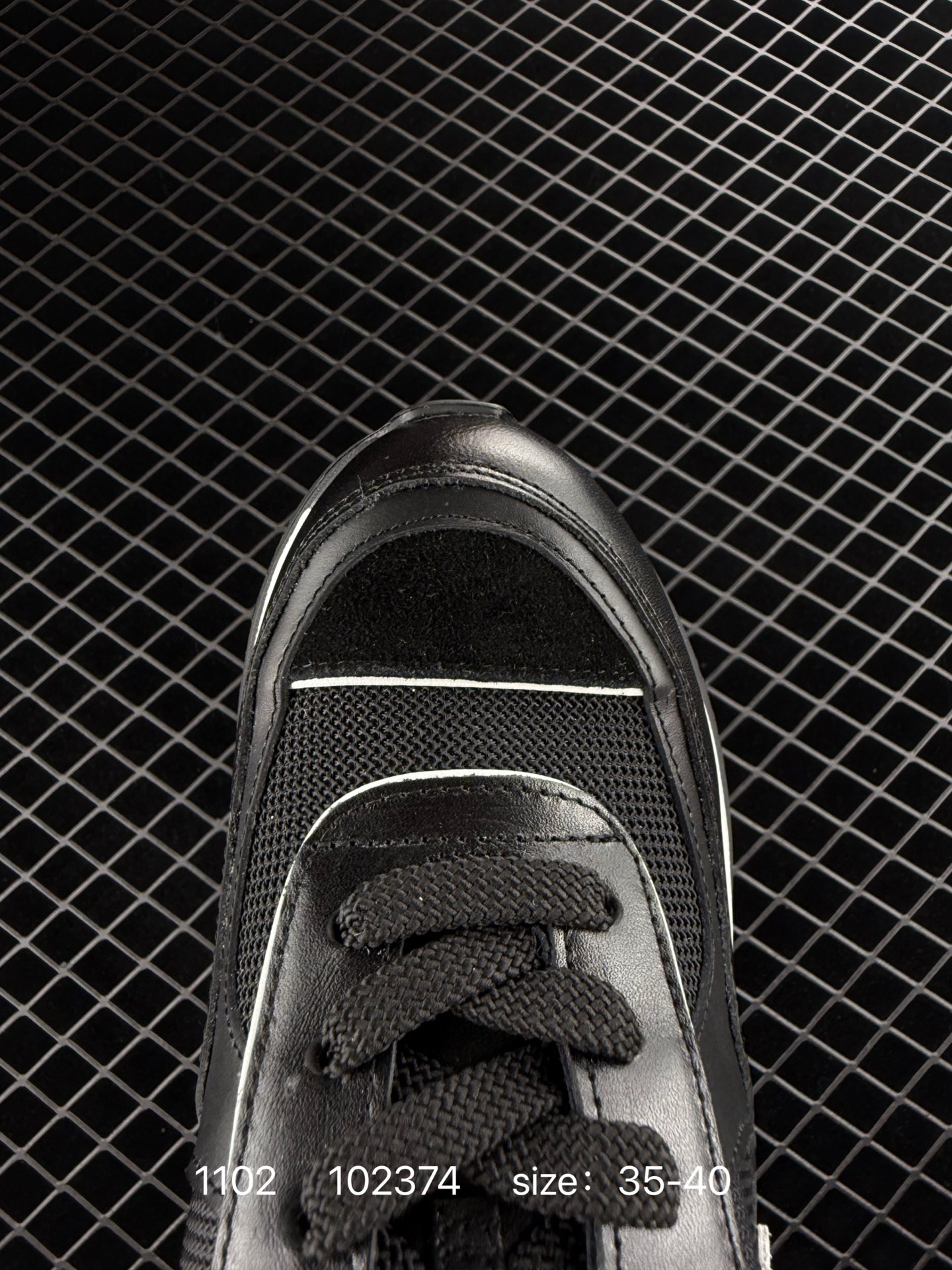 💰500
香奈儿Chanel 香奈儿 女鞋 2023 新款高级运动鞋、老爹鞋系列！各路网红.博主.潮人一夜刷爆小红书INS...正品11原版开模，鞋身轻便且有内增高的隐藏属性，上脚超柔软拉长腿部线条，包裹性十足，妥妥的百搭款利器。
 尺码：35 36 37 38 39 40 
编码：102374