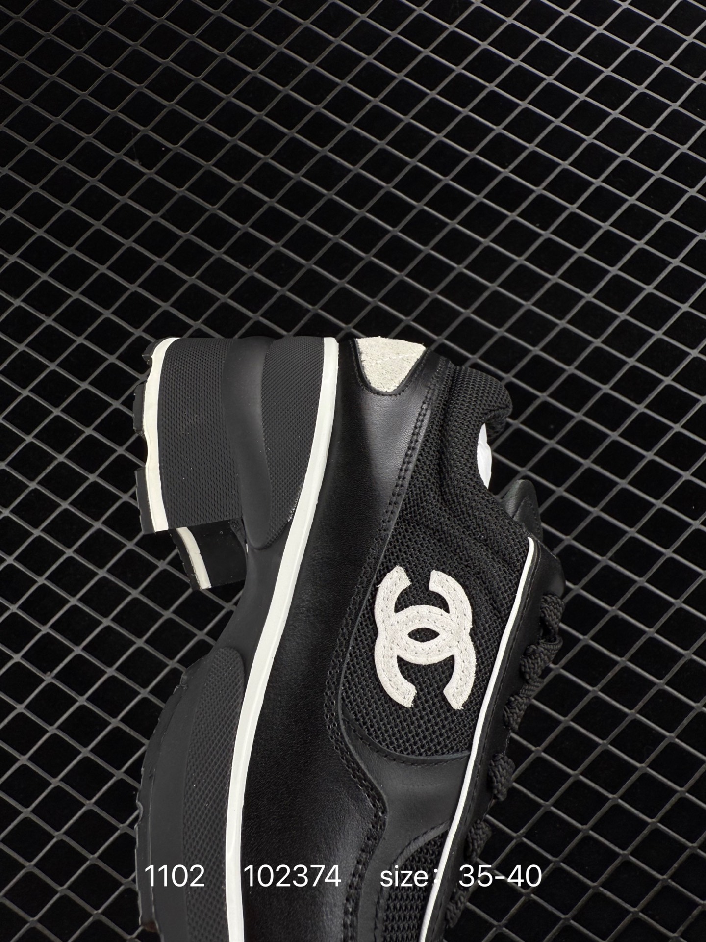 💰500
香奈儿Chanel 香奈儿 女鞋 2023 新款高级运动鞋、老爹鞋系列！各路网红.博主.潮人一夜刷爆小红书INS...正品11原版开模，鞋身轻便且有内增高的隐藏属性，上脚超柔软拉长腿部线条，包裹性十足，妥妥的百搭款利器。
 尺码：35 36 37 38 39 40 
编码：102374