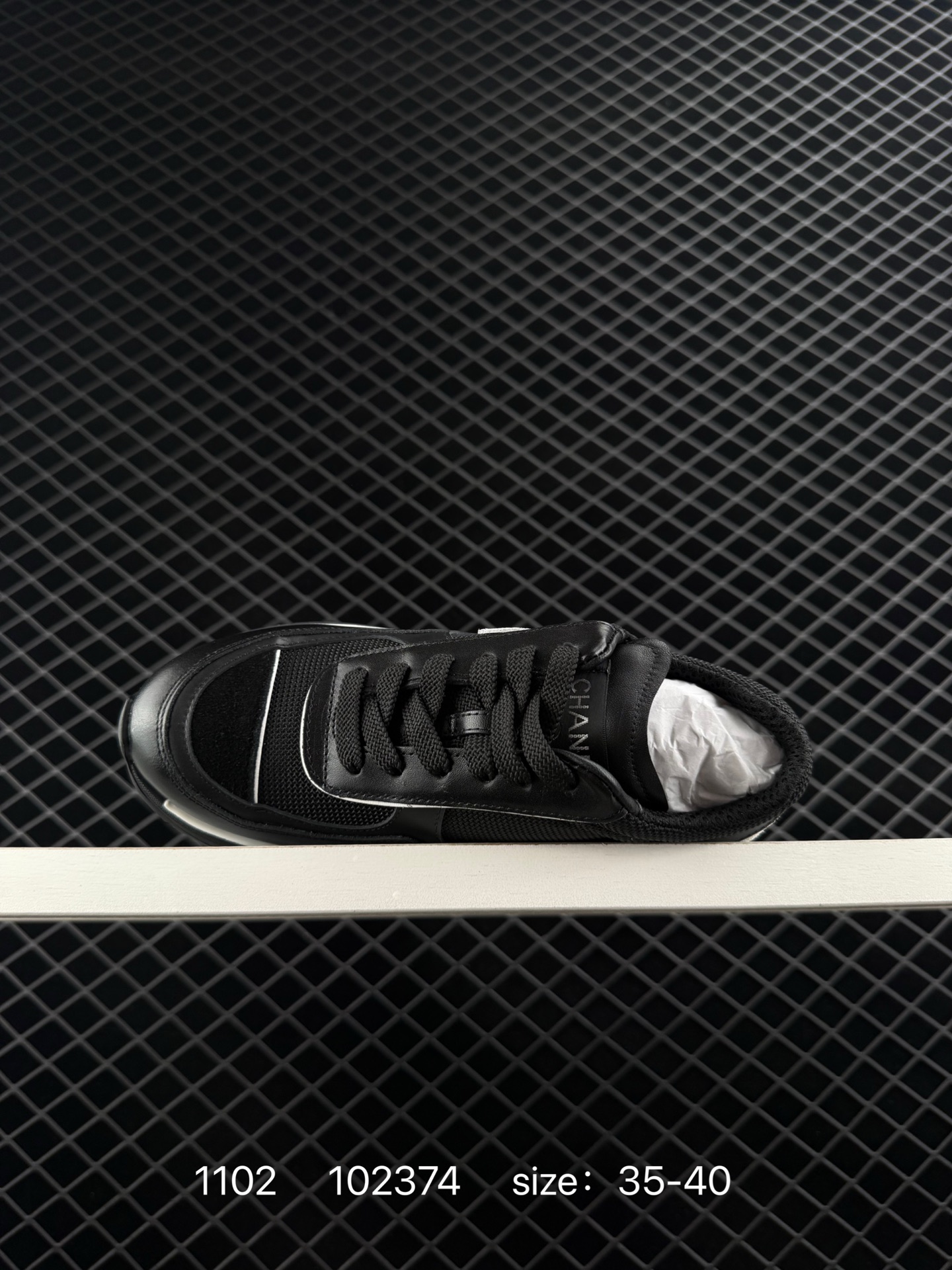 💰500
香奈儿Chanel 香奈儿 女鞋 2023 新款高级运动鞋、老爹鞋系列！各路网红.博主.潮人一夜刷爆小红书INS...正品11原版开模，鞋身轻便且有内增高的隐藏属性，上脚超柔软拉长腿部线条，包裹性十足，妥妥的百搭款利器。
 尺码：35 36 37 38 39 40 
编码：102374