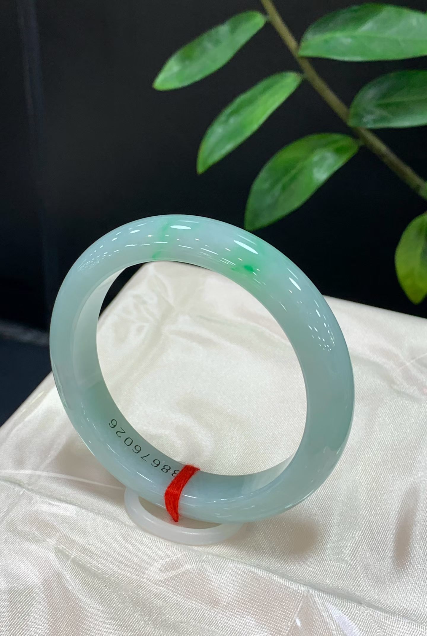 Positive round base with floating green