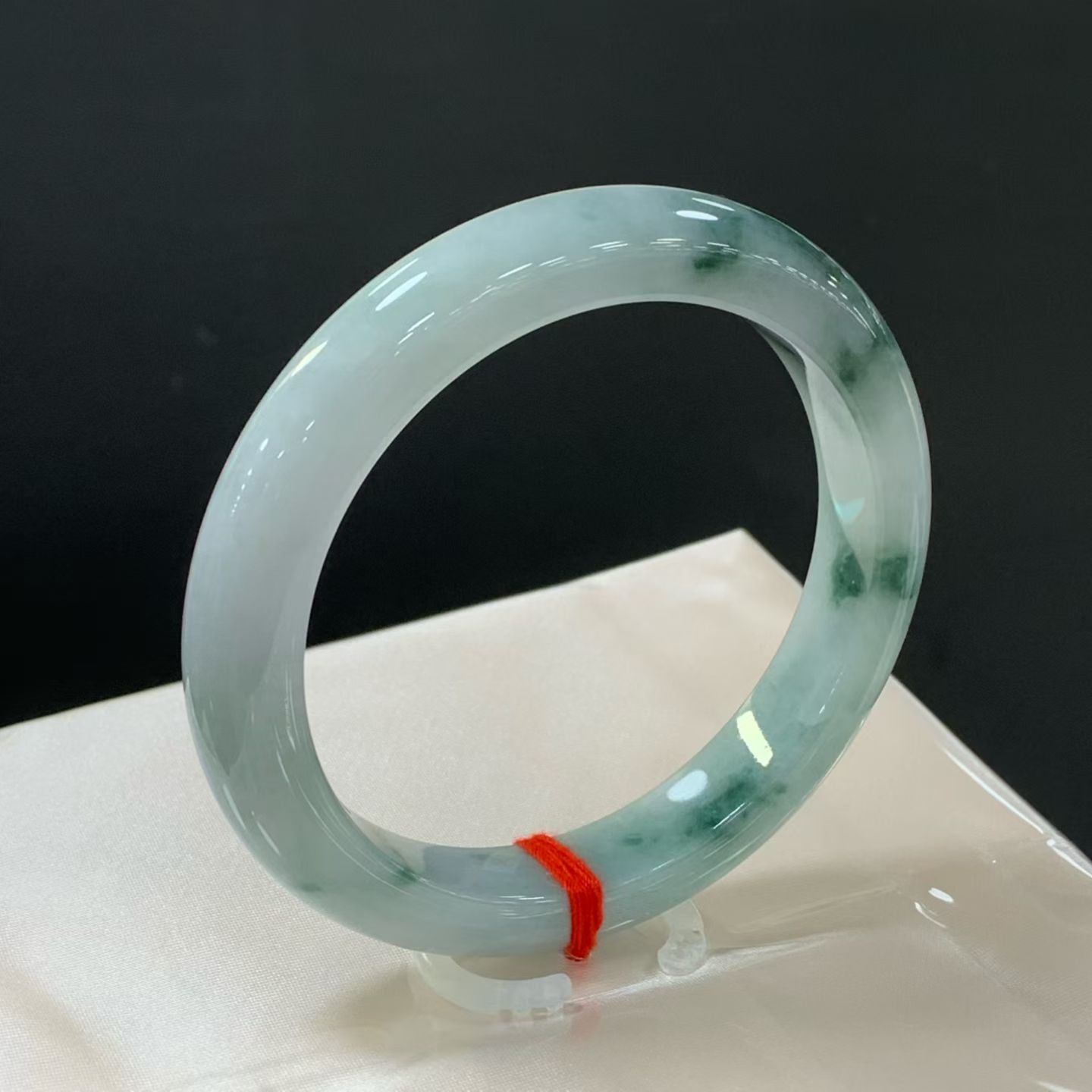 Clear base with floating flowers, round shape 2