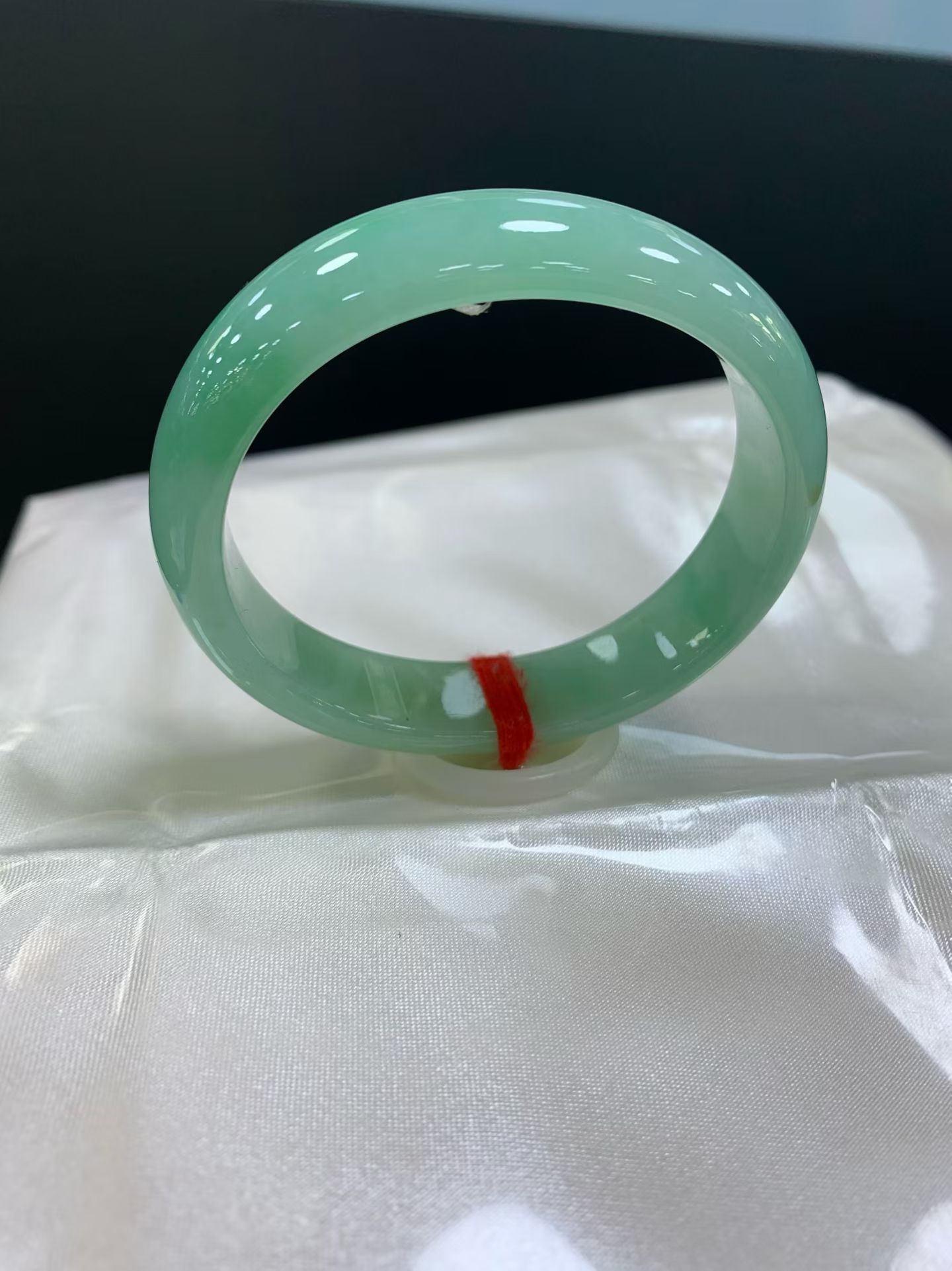浓睛飘绿贵妃镯 ： （贵妃）