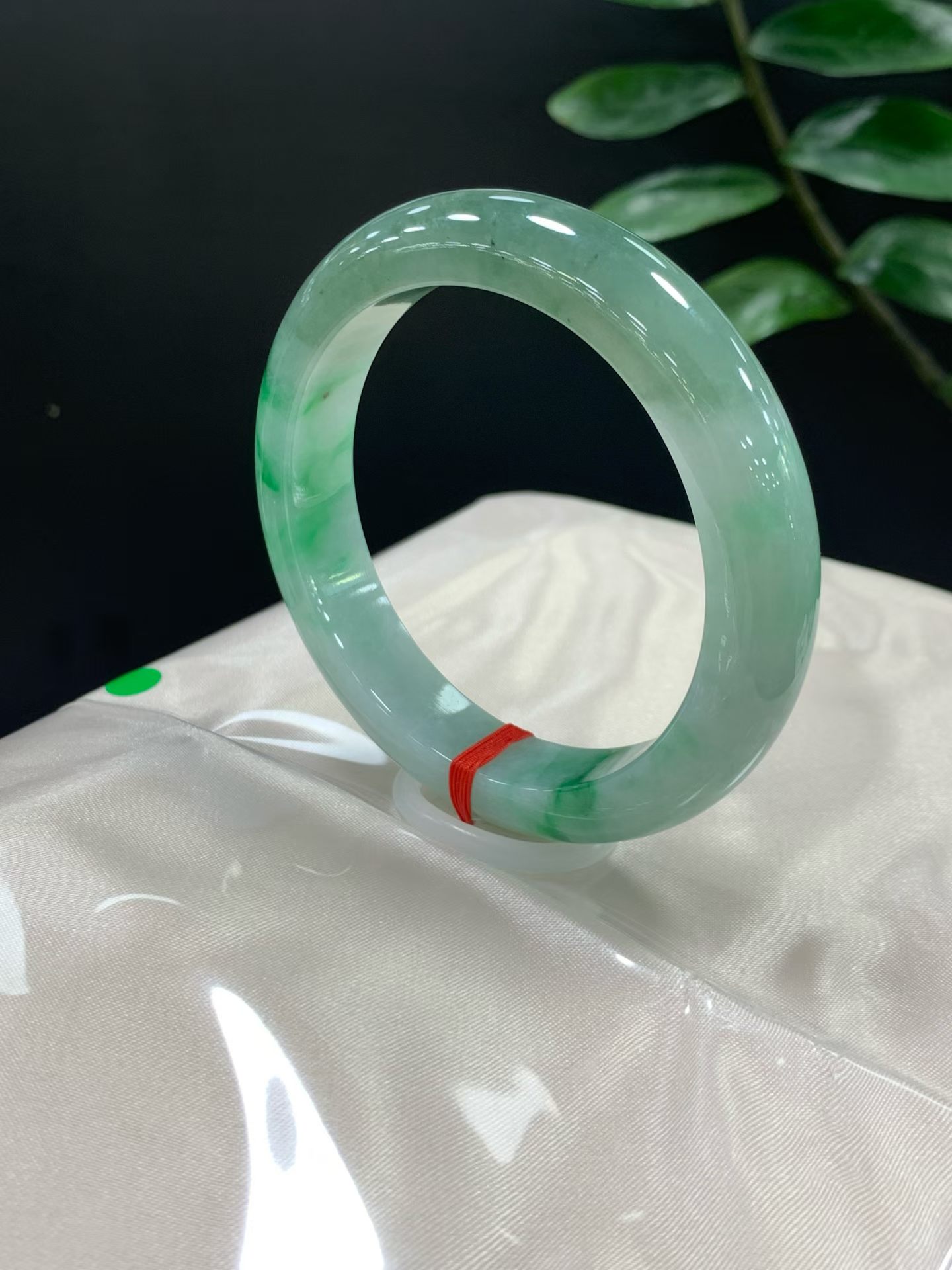 晴底半山水带翠色平安镯