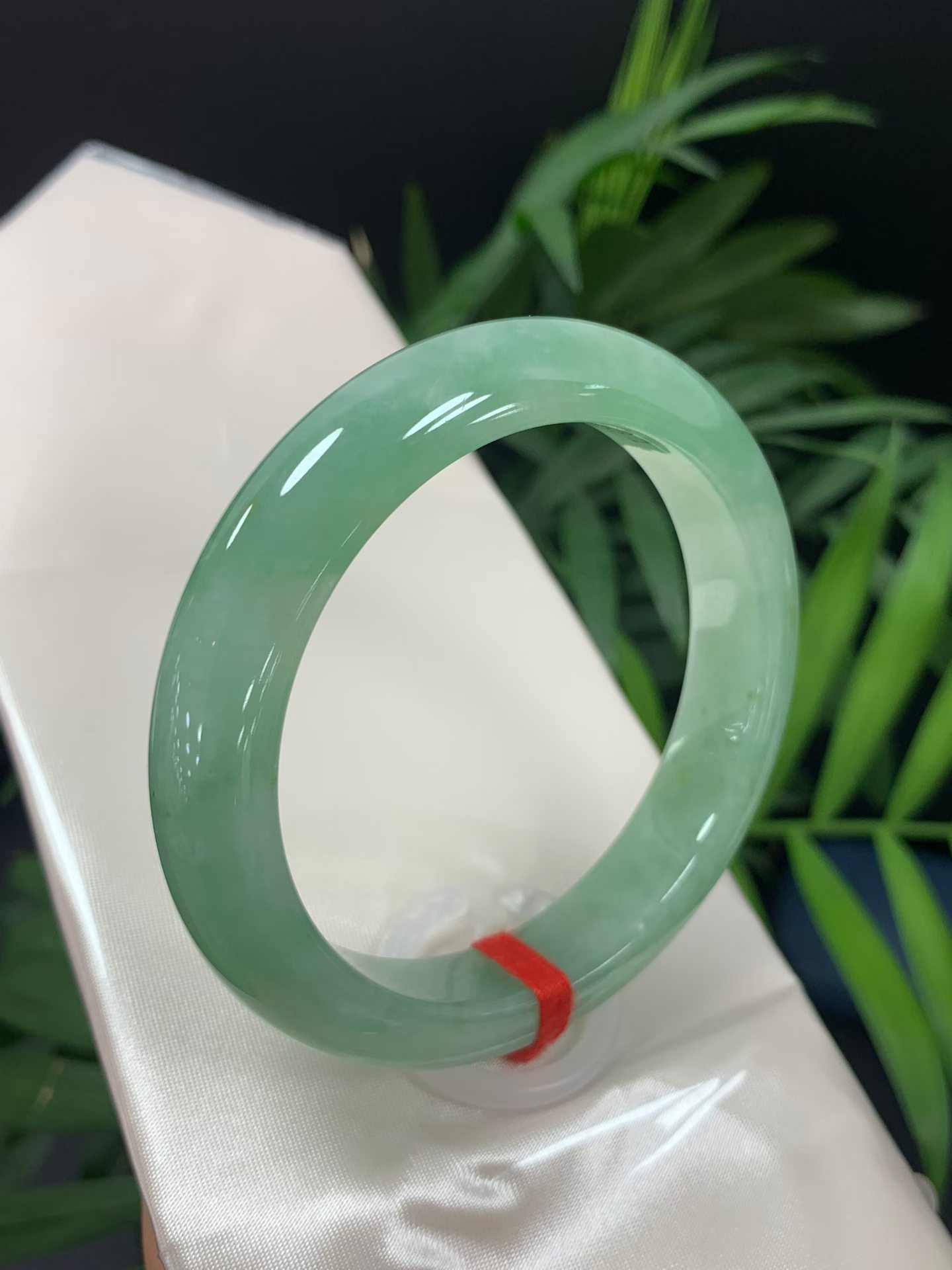 Deep emerald green round bangle