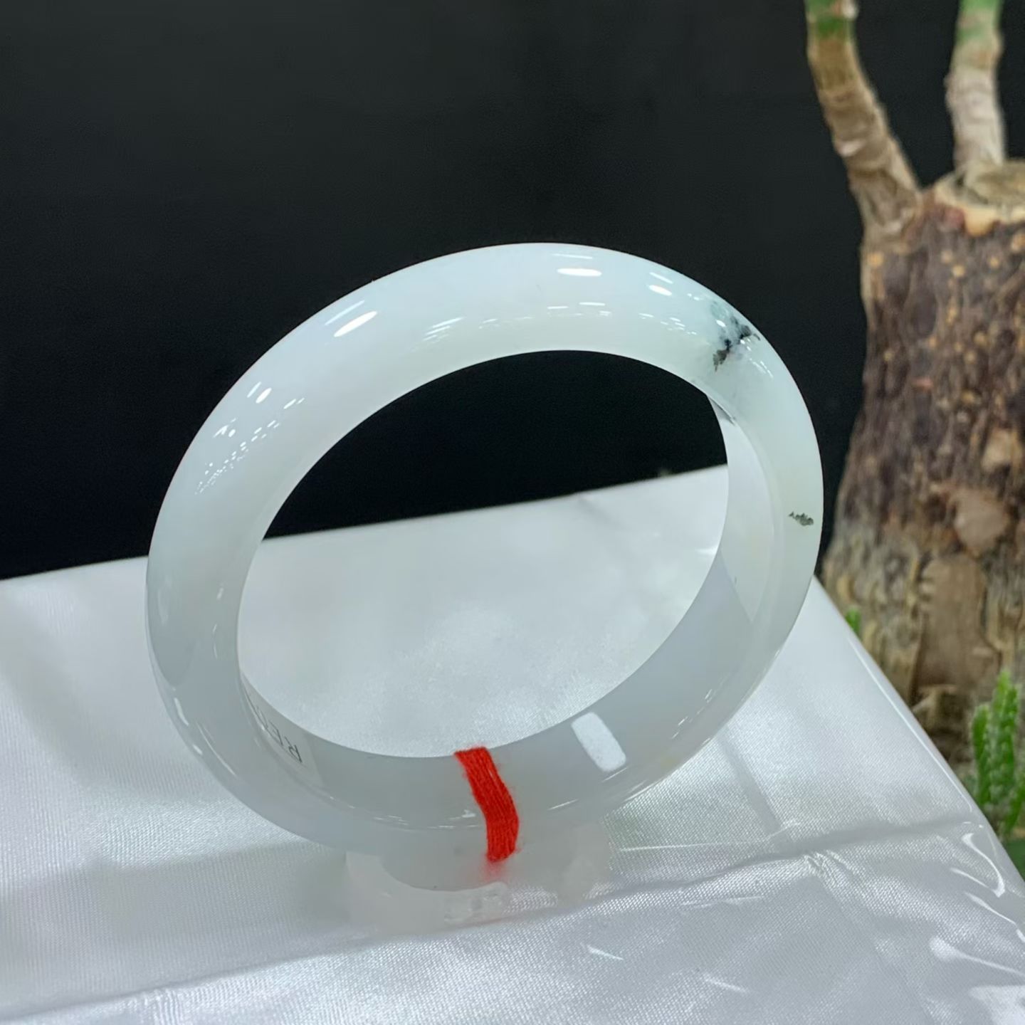 White background with black chicken flower, standard round shape RE 2