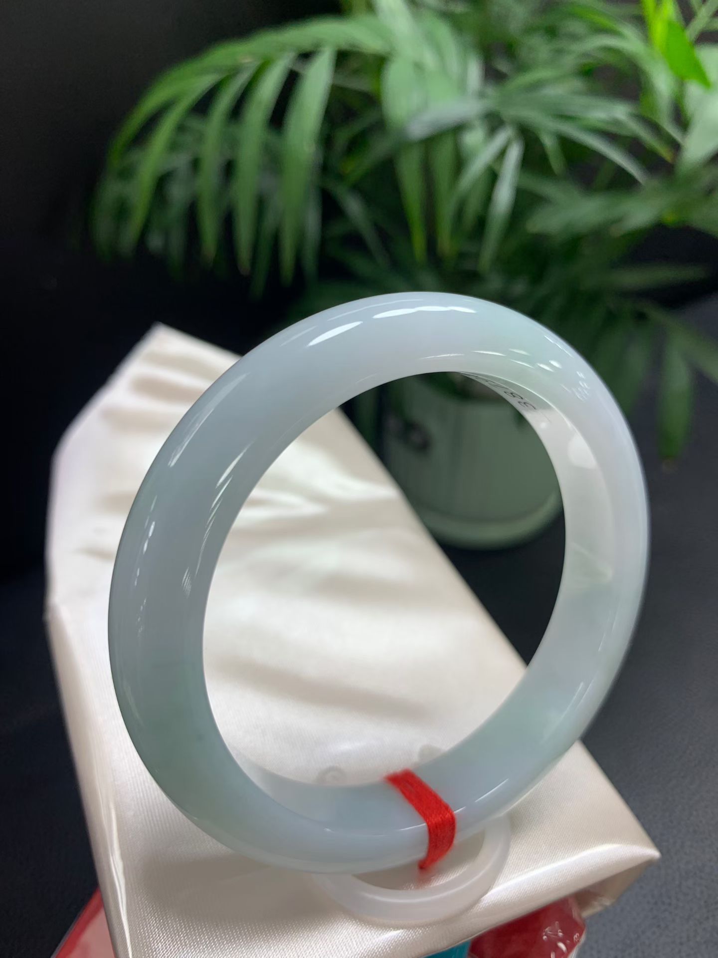 晴底飘花正圈手镯