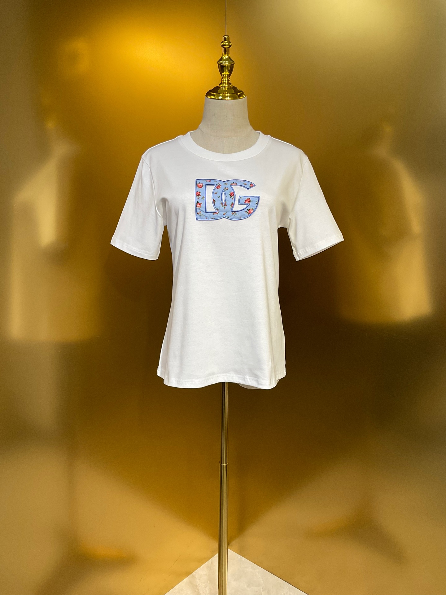 NO:899583,DG new fashion T-shirt with blue background small rose DG letter embroidery smlxlxxl 6005, Dolce & Gabbana-clothing, Dolce&Gabbana, tees, t-shirt,19860909DG新款 蓝底小玫瑰DG字母章仔刺绣时尚T恤 smlxlxxl 6005款,杜嘉班纳-服装,Dolce&Gabbana,tees，t-shirt,,Women's clothing