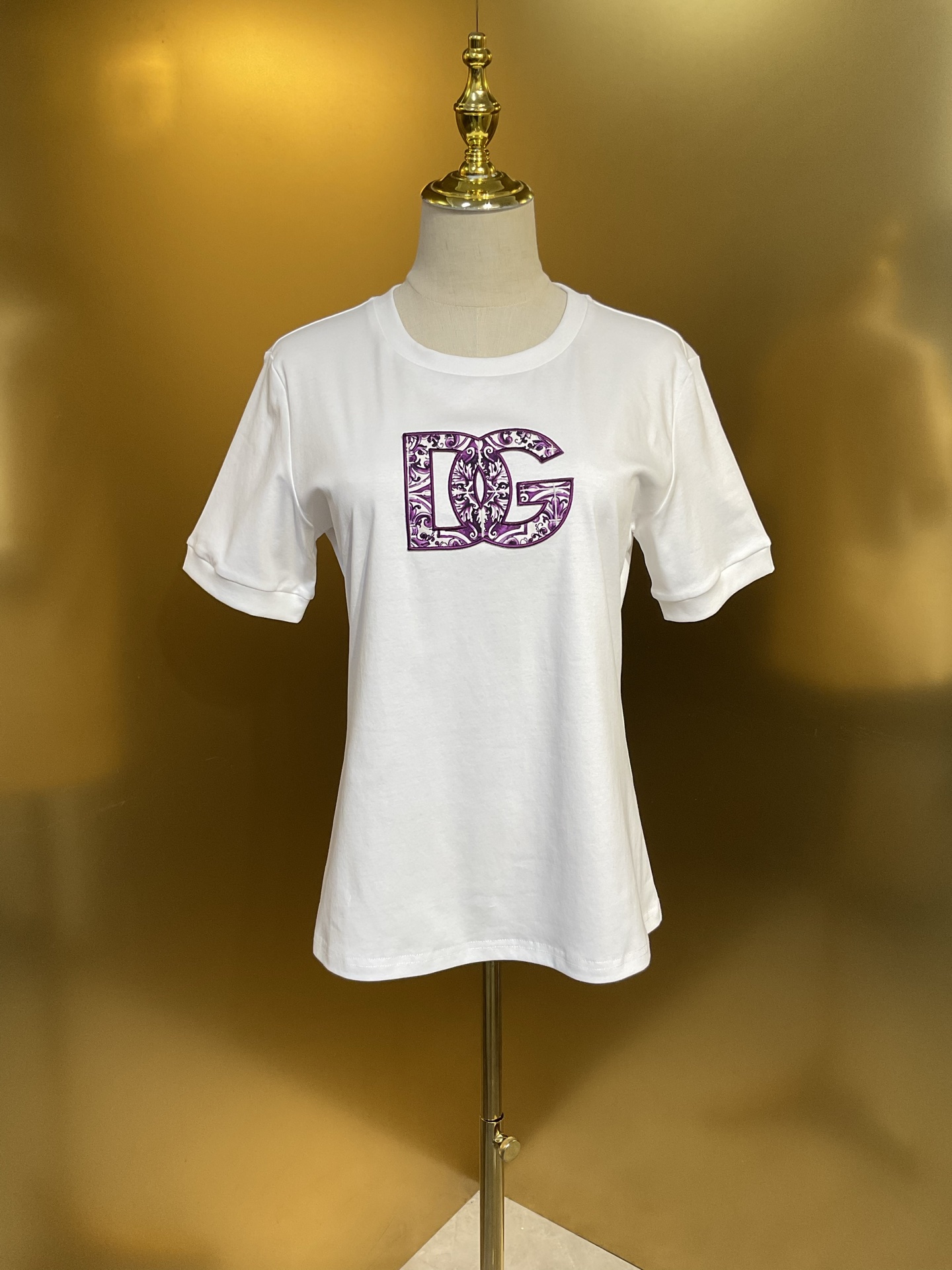 NO:899641,DG home Purple pottery glaze DG letter seal embroidery fashion T-shirt smlxlxxl 022, Dolce & Gabbana-clothing, Dolce&Gabbana, gucci, tees, t-shirt,19860909DG家 紫陶釉DG字母章仔刺绣时尚T恤 smlxlxxl 022款,杜嘉班纳-服装,Dolce&Gabbana,gucci,tees，t-shirt,,Women's clothing