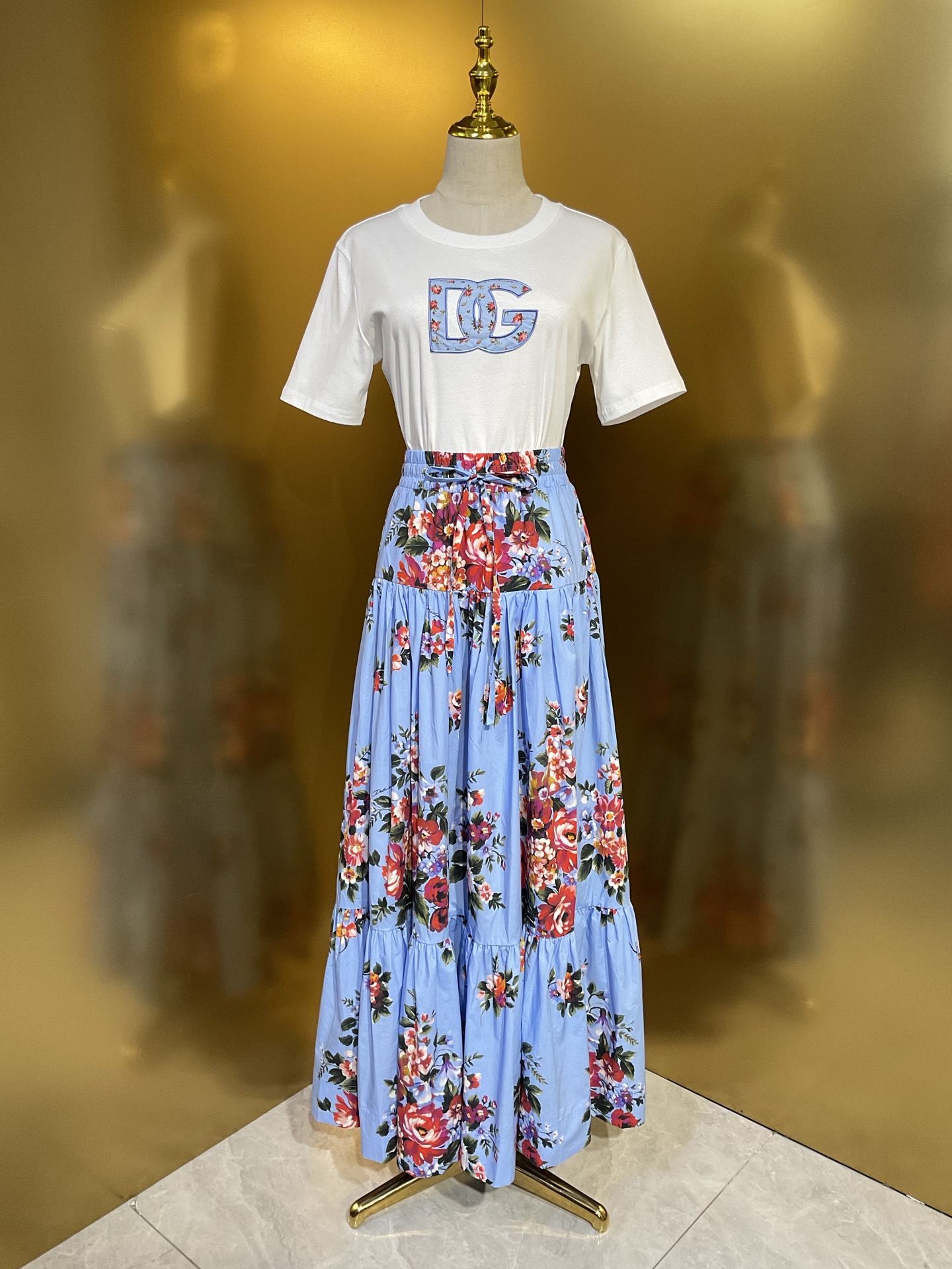 NO:901951,DG new style blue background small rose DG letter embroidery fashion T-shirt smlxlxxl, Dolce & Gabbana-clothing, Dolce&Gabbana, tees, t-shirt,19860909DG新款 蓝底小玫瑰DG字母章仔刺绣时尚T恤 smlxlxxl,杜嘉班纳-服装,Dolce&Gabbana,tees，t-shirt,,Women's clothing