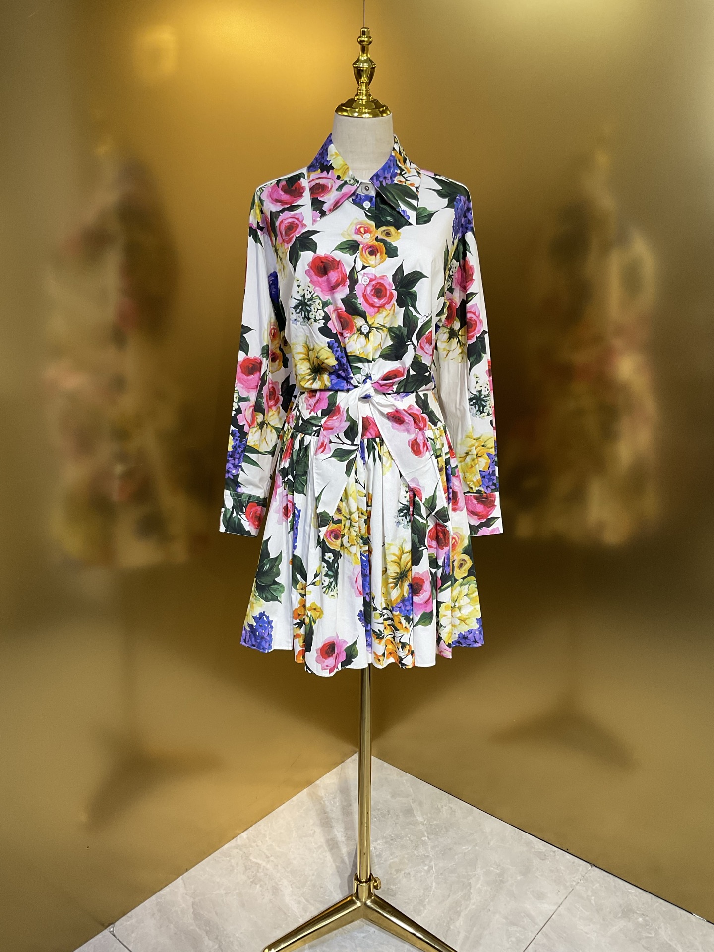 NO:899141,DG white rose cotton shirt 8242100 small top 8241800 cross-shoulder corset 190 small skirt 220 long skirt trousers 220 smlxlxxl, Dolce&Gabbana-clothing, Dolce&Gabbana, skirts, shirts,19860909DG 白底玫瑰棉布衬衫8242100 小上衣8241800 跨肩小束衣190 小半裙220 长半裙 长裤220 smlxlxxl,杜嘉班纳-服装,Dolce&Gabbana,skirts,shirts,,Women's clothing