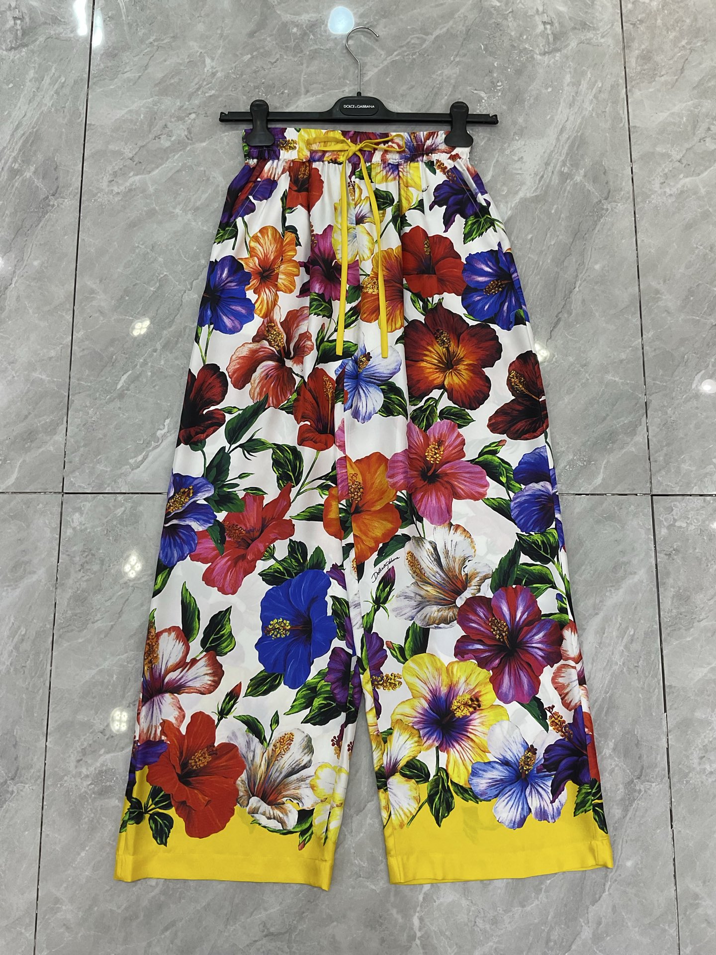 NO:942105,DG new model white base hibiscus 18 mmi silk twill loose elastic waist fashion trousers smlxlxxl, Dolce & Gabbana-clothing, Dolce&Gabbana, real silk,19860909DG新款 白底木槿花18姆米真丝斜纹宽松橡筋腰时尚长裤 smlxlxxl,杜嘉班纳-服装,Dolce&Gabbana,real silk,,Women's clothing