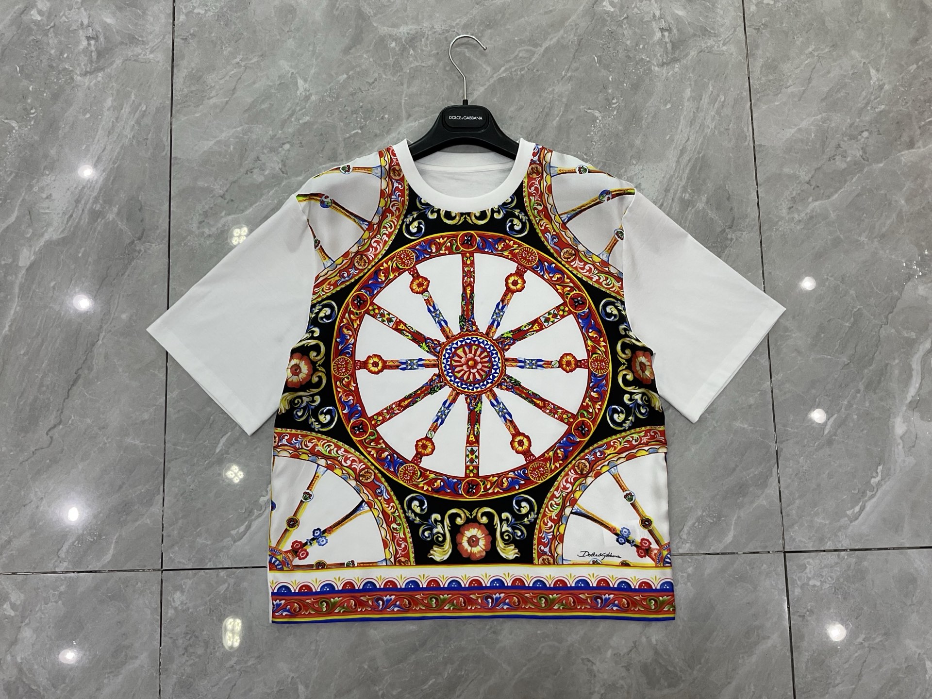 NO:922575,DG new white background floral silk twill spelled double-sided mercerized brocade knitted T-shirt smlxlxxl, Dolce & Gabbana-clothing, Dolce&Gabbana, tees, t-shirt, real silk,19860909DG新款 白底车轮花真丝斜纹拼双面丝光锦针织T恤 smlxlxxl,杜嘉班纳-服装,Dolce&Gabbana,tees，t-shirt,real silk,,Women's clothing
