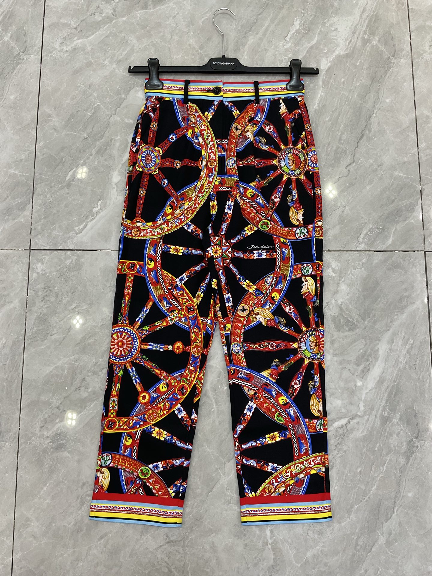 NO:929783,DG new black bottom wheel flower 32 count stretch twill cotton slim fashion three-quarter trousers smlxlxxl, Dolce & Gabbana-clothing, Dolce&Gabbana,19860909DG 新款 黑底车轮花32支弹力斜纹棉修身时尚七分长裤 smlxlxxl,杜嘉班纳-服装,Dolce&Gabbana,,Women's clothing