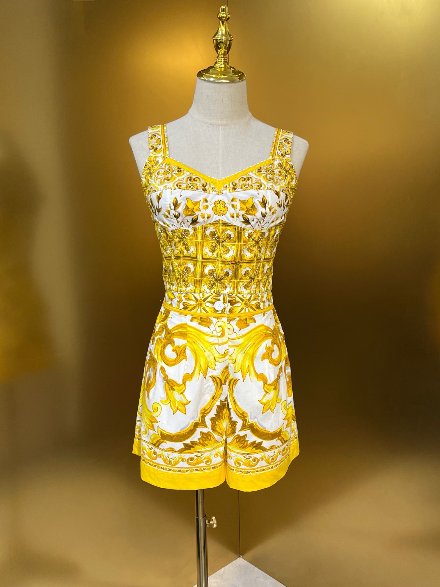 NO:929769,New yellow flower porcelain cotton fashion shorts smlxlxxl ready stock, Dolce & Gabbana-clothing, Dolce&Gabbana, shorts,19860909新款 黄花瓷棉布时尚短裤 smlxlxxl 现货,杜嘉班纳-服装,Dolce&Gabbana,shorts,,Women's clothing