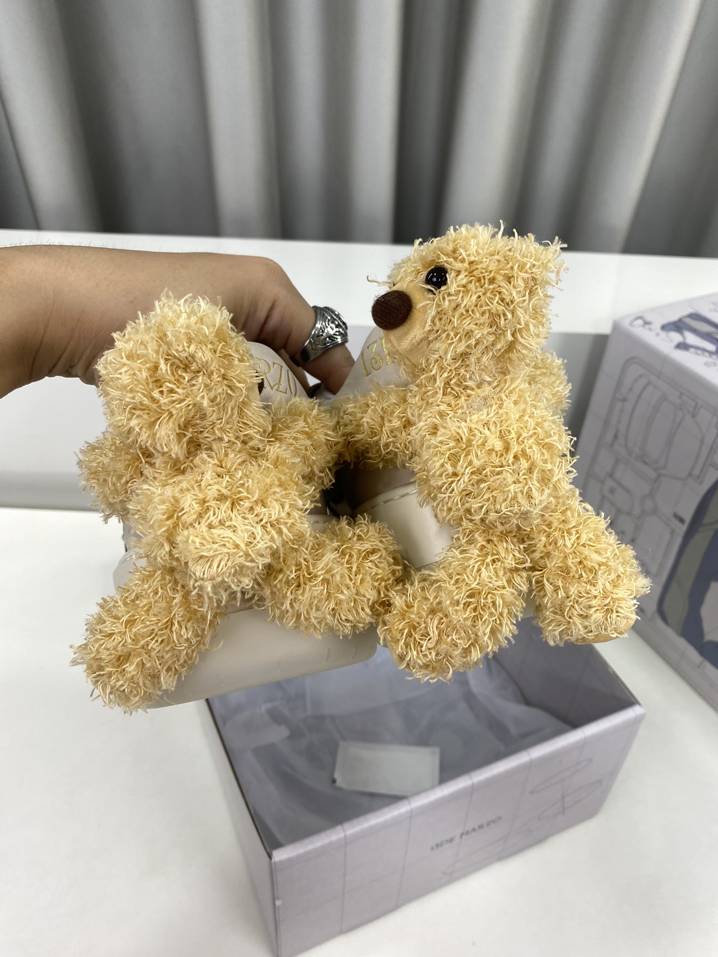 工厂价300✨✨  
13DEMARZO新款 可爱时候休闲鞋 脚上也长“🐻”了 鞋子和立儊小熊居搭配，软萌可爱的小熊通过弹力纽扣固定(很牢固 不易脱落) 拼接的帮面 黑色会更耐脏也更好打理宽鞋带设计整体质感十足 橡胶鞋底 耐磨防滑
板鞋造型也很适合日常生活的各种搭配 休闲又舒适
Size：35-39 (40定做不退换)
