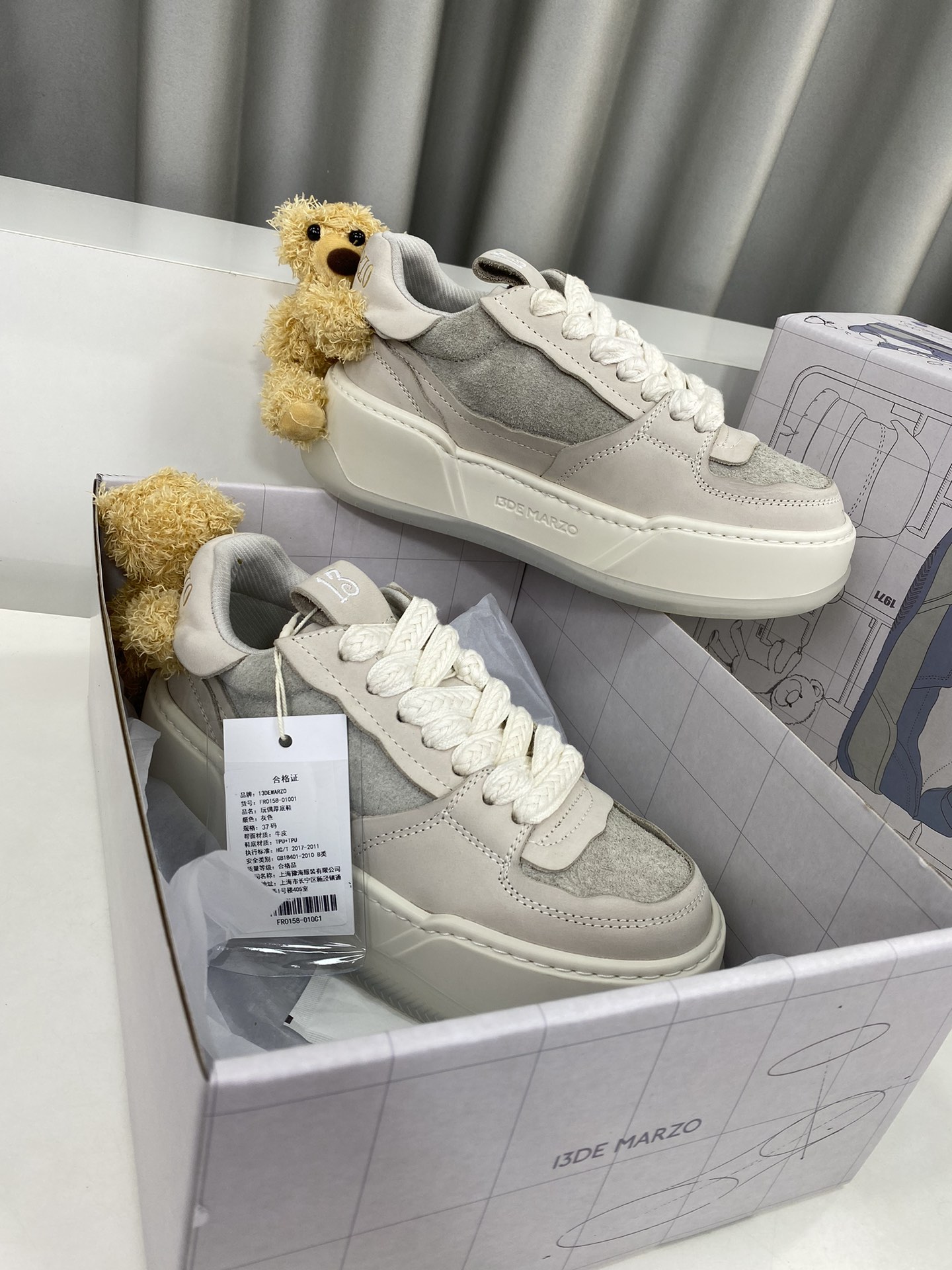 工厂价300✨✨  
13DEMARZO新款 可爱时候休闲鞋 脚上也长“🐻”了 鞋子和立儊小熊居搭配，软萌可爱的小熊通过弹力纽扣固定(很牢固 不易脱落) 拼接的帮面 黑色会更耐脏也更好打理宽鞋带设计整体质感十足 橡胶鞋底 耐磨防滑
板鞋造型也很适合日常生活的各种搭配 休闲又舒适
Size：35-39 (40定做不退换)