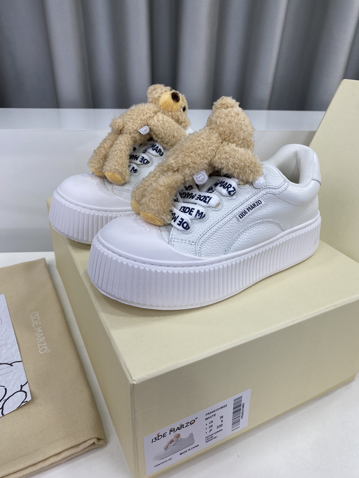 NO:229613,13DEMARZO Niche trendy brand new style Bear sticker Thick sole Casual shoes Shoes and bears can actually be matched together. The soft and cute little bear is fixed with elastic buttons (very strong and not easy to fall off). The spliced ​​upper surface. Black will be more dirt-resistant and better care. The wide shoelace design has a lot of texture. Rubber sole. Wear-resistant and non-slip. The shoe shape is also very suitable for various combinations of daily life. Casual and comfortable. The upper is original top layer cowhide. The inner layer of original breathable cloth. Heel height 5cm. The sole is original rubber outsole. Size 35-40 (customized for 40), casual shoes/sneakers, sneakers, cowhide1986090913DEMARZO 小众潮牌 新款 小熊 贴章 厚底 休闲鞋 鞋子和小熊居然也能搭配到了一起,软萌可爱的小熊通过弹力纽扣固定(很牢固 不易脱落) 拼接的帮面 黑色会更耐脏也更好打理宽鞋带设计整体质感十足 橡胶鞋底 耐磨防滑 板鞋造型也很适合日常生活的各种搭配 休闲又舒适 鞋面原版头层牛皮 内里原版透气布 跟高5cm 鞋底原版橡胶大底 尺码35-40（40定做）,休闲鞋/运动鞋,sneakers,cowhide,Women's Shoes