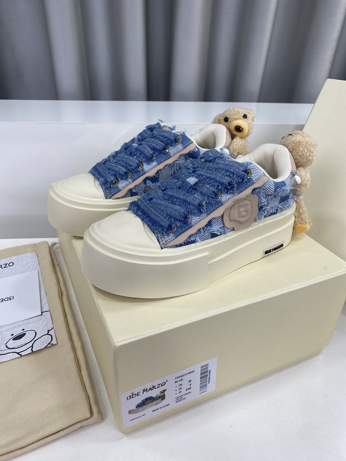 NO:229623,13DEMARZO Niche trendy brand new style Bear sticker thick sole canvas casual shoes shoes and bears can actually be matched together. The soft and cute little bear is fixed with elastic buttons (very firm and not easy to fall off). The spliced ​​upper surface black will be more dirt-resistant and better care for wide shoelace design. The overall texture is very good. Rubber sole wear-resistant and non-slip. The shoe shape is also very suitable for various combinations of daily life. Casual and comfortable. The upper original canvas/cowhide. The inner original breathable cloth. Heel height 5cm. The sole original rubber outsole. Size 35-40 (customized for 40), casual shoes/sneakers, sneakers, cowhide1986090913DEMARZO 小众潮牌 新款 小熊 贴章 厚底 帆布 休闲鞋 鞋子和小熊居然也能搭配到了一起,软萌可爱的小熊通过弹力纽扣固定(很牢固 不易脱落) 拼接的帮面 黑色会更耐脏也更好打理宽鞋带设计整体质感十足 橡胶鞋底 耐磨防滑 板鞋造型也很适合日常生活的各种搭配 休闲又舒适 鞋面原版帆布/牛皮 内里原版透气布 跟高5cm 鞋底原版橡胶大底 尺码35-40（40定做）,休闲鞋/运动鞋,sneakers,cowhide,Women's Shoes