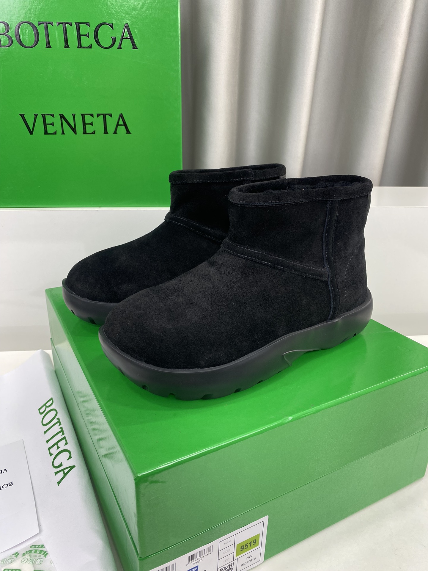 NO:614871,Bv Baodijia's new autumn and winter snow boots. Cute shape, this is too cute, simple lines and very versatile. Made of wool, comfortable and warm on the feet, it combines appearance and comfort and warmth. It is a must-have in winter. I believe you will fall in love with it. Cow suede upper, wool lining, rubber foam outsole, code number 35-39 (40 customized, non-refundable,), snow boots, bottega veneta, boots19860909Bv葆碟家秋冬新款雪地靴 呆萌的造型,这也太可爱了吧简约的线条又非常的百搭.羊毛材质,上脚舒适保暖,集颜值与舒适保暖为一体,冬季必备相信你一定会爱上它 鞋面牛反绒 内里羊毛 大底橡胶发泡 码数35-39（40定做不退换,）,雪地靴,bottega veneta,boots,Women's Shoes