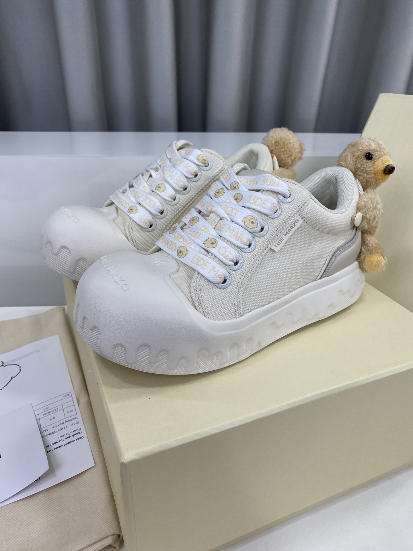 NO:229495,13DEMARZO Niche trendy brand New three-dimensional dolls Dissolved canvas shoes Three-dimensional bear dolls Dissolved canvas shoes This pair of shoes adopts a unique dissolving design, making every step full of fun. The three-dimensional design of the little bear doll makes this pair of shoes stand out from the crowd and become the most beautiful on the street. The foamed big toe sole is soft and cute. Super light. A must-have artifact for beauty. The upper original canvas toe layer cowhide. The inner original breathable Monica mesh has a height of 4cm. The sole is original EVI foam sole. Size 35-40 (customized for 40), casual shoes/sneakers, cowhide1986090913DEMARZO 小众潮牌 新款 立体玩偶 溶解帆布鞋 立体小熊玩偶溶解帆布鞋 这双鞋采用独特溶解设计 让每一步都充满趣味 小熊玩偶的立体设计 让这双鞋在人群中脱颖而出 成为街头最靓的崽 发泡大头鞋底软萌可爱 超级轻盈 美女必备神器 鞋面原版帆布头层牛皮 内里原版透气莫尼卡网纱 跟高4cm 鞋底原版EVI发泡底 尺码35-40（40定做）,休闲鞋/运动鞋,sneakers,cowhide,Women's Shoes