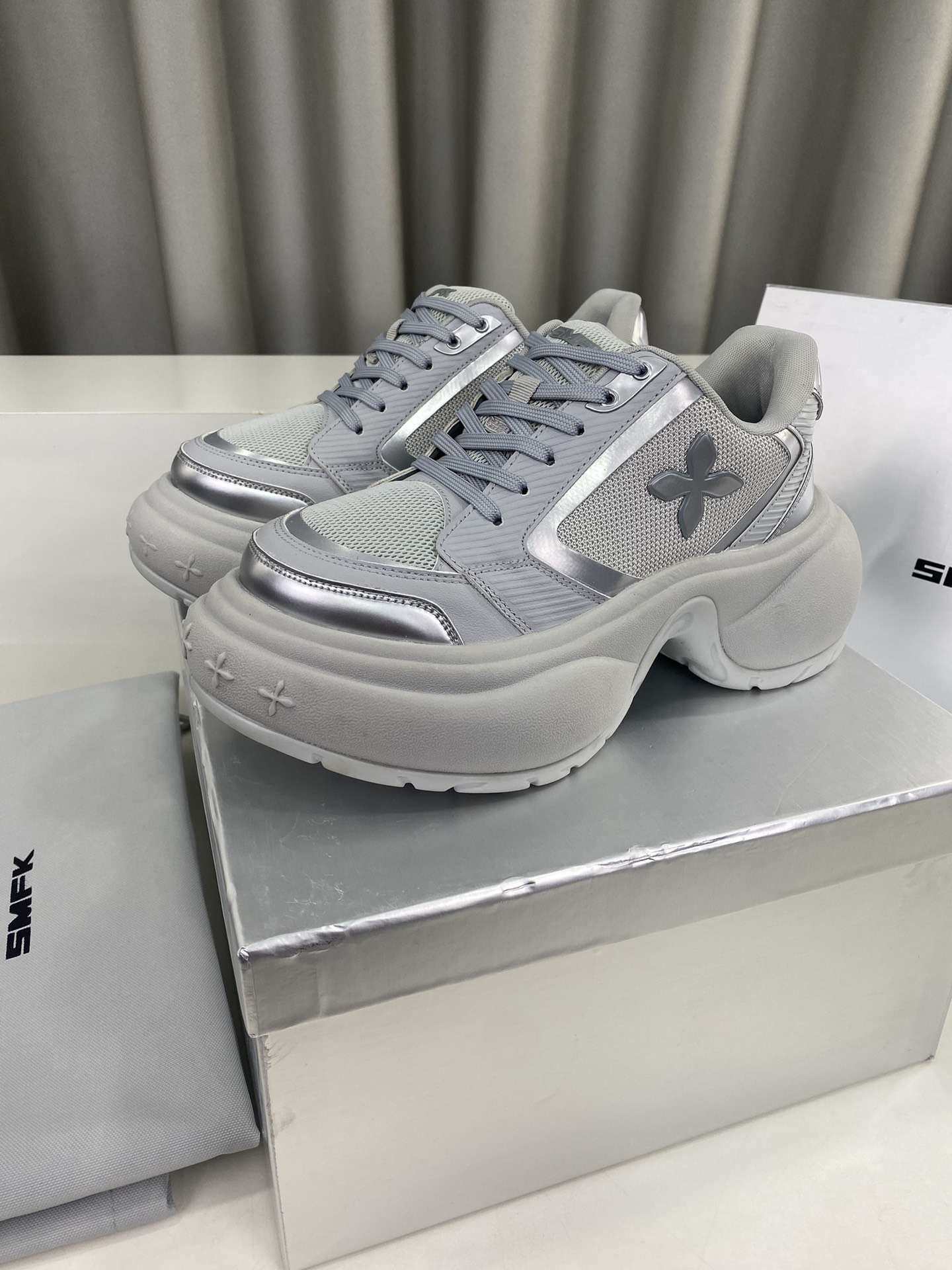 NO:229550,Smfk niche trendy brand hits, design relief, thick sole, sports shoes, casual shoes, really, very attractive!  The gospel of short babies directly extends the body proportions!  !  The shoe body is soft and comfortable, the sole is wear-resistant and non-slip - and every color is very versatile. It is really suitable for this spring and summer. The upper is original cowhide/original net, the inner lining is original mesh, heel height 7cm, the sole is original EVA rubber foam sole, size 35-40 (40 custom made without return and exchange), casual shoes/sports shoes, sneakers, cowhide19860909Smfk 小众潮牌爆款 设计感浮雕 厚底 运动鞋 休闲鞋 爆真的是很耐看越看越喜欢！矮个子宝宝的福音直接拉长身材比例！！ 鞋身柔软舒适,鞋底耐磨防滑- 而且每个颜色都非常百搭.真的太适合这个春夏 鞋面原版牛皮/原版网 内里原版网面 跟高7cm 鞋底原版EVA橡胶发泡大底 码数35-40（40定做不退换）,休闲鞋/运动鞋,sneakers,cowhide,Women's Shoes